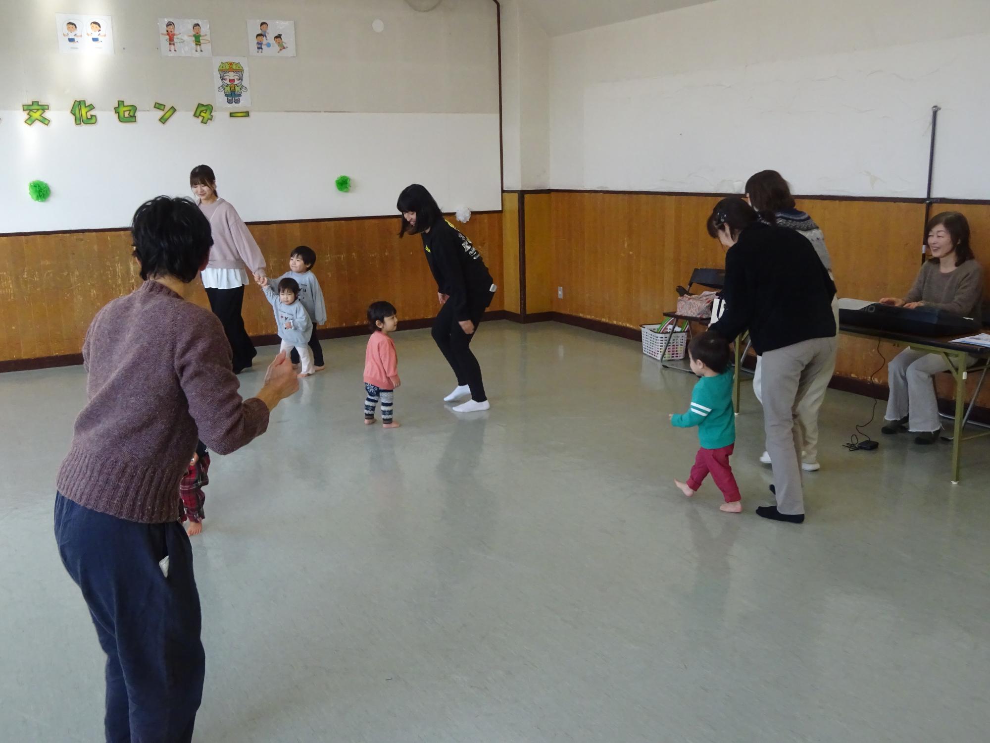 みんなで部屋の中を歩いたり走ったりして空間を楽しんでいる様子