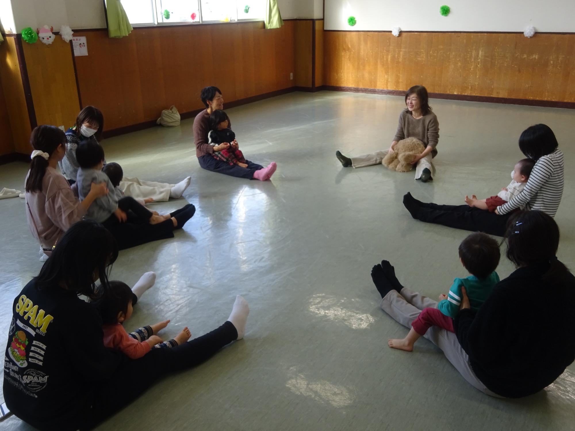 お母さんバスで子どもが膝に乗ってリズムを楽しんでいる様子