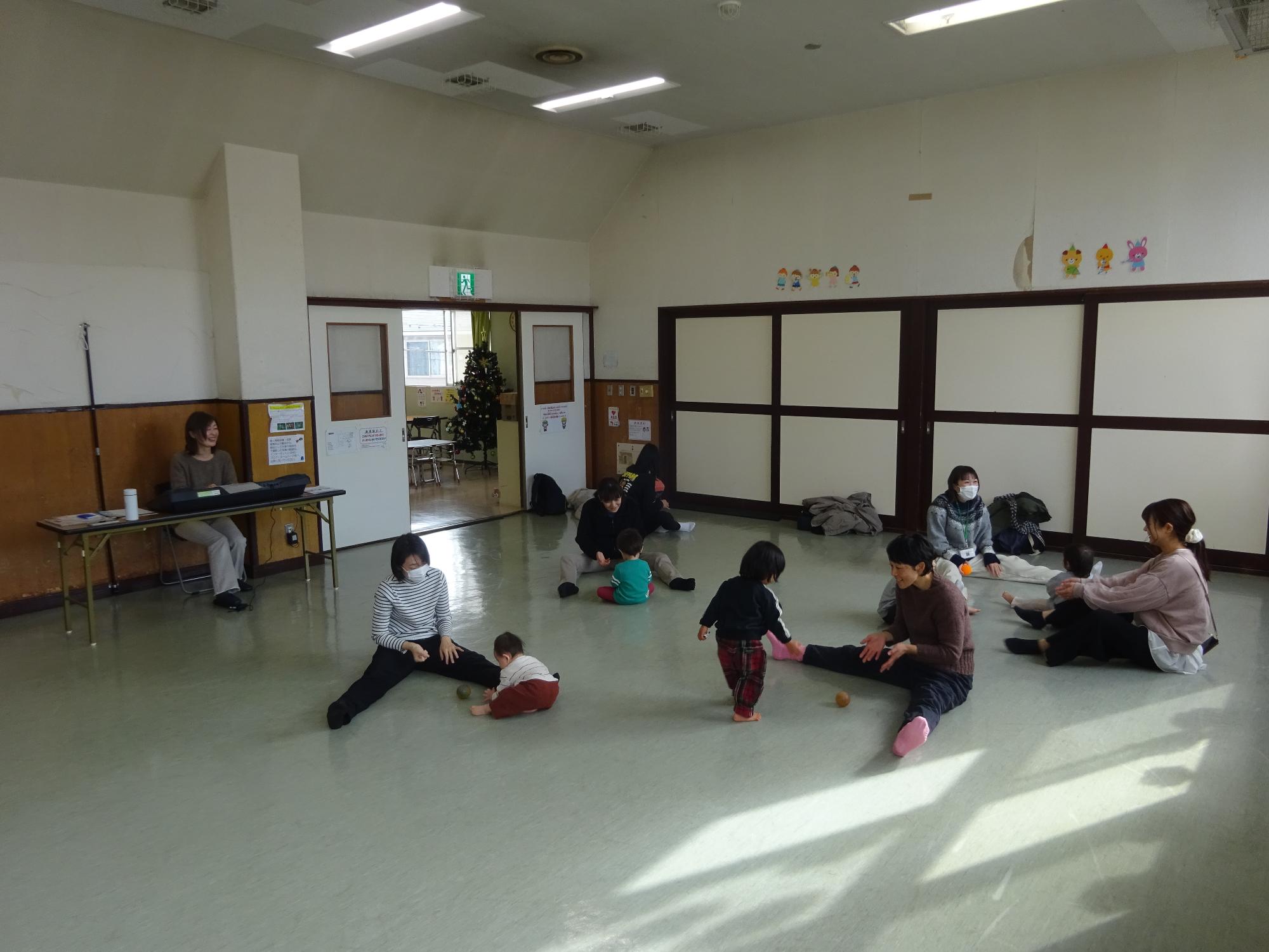 音の出るボールを親子で転がして楽しんでいる様子の写真