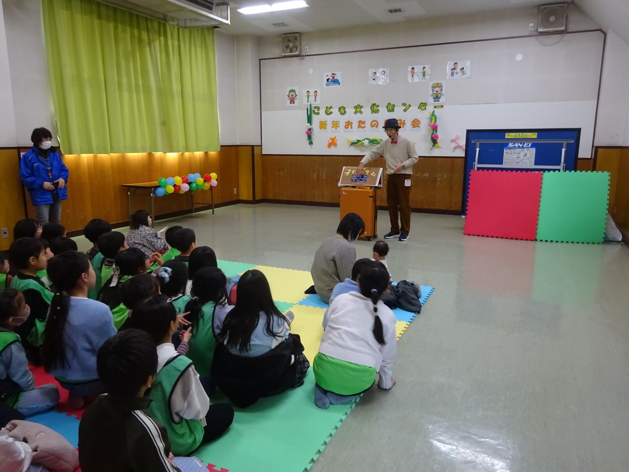 腹話術を見ることもたちの写真