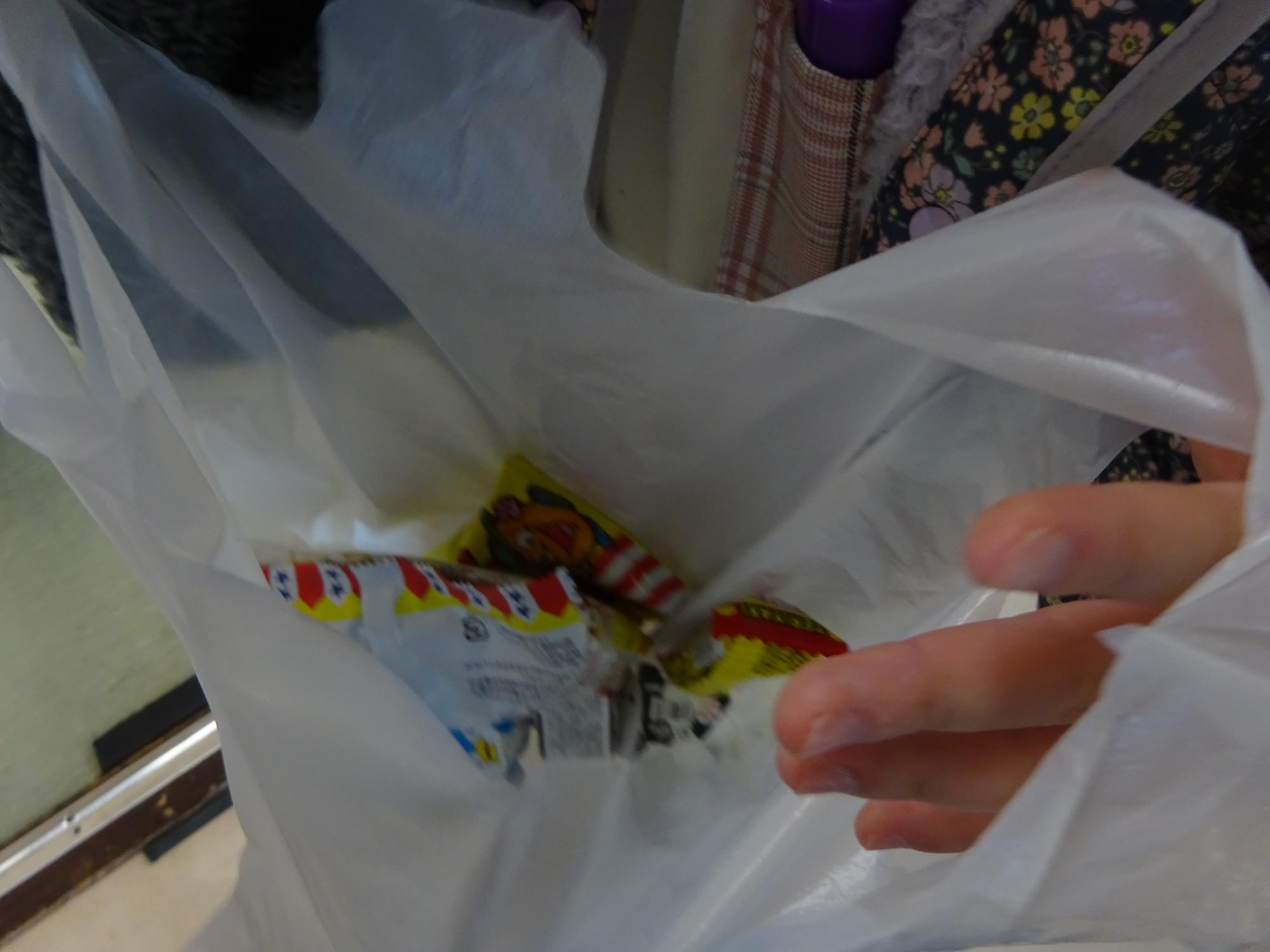 「沢山買えたよ」と報告してくれた子どもの駄菓子が入った袋の写真