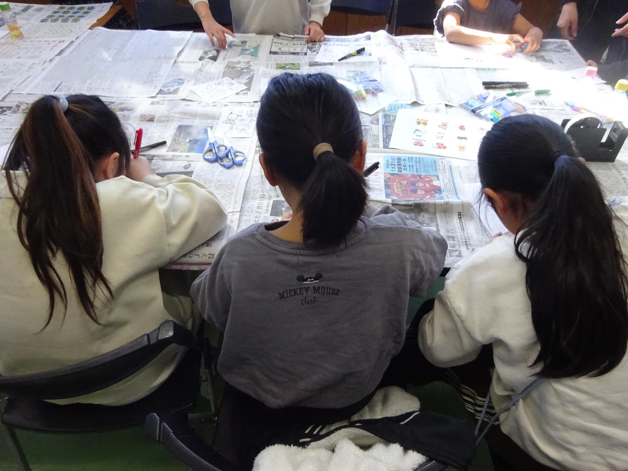 プラバンに好きなキャラクターのイラストをかいている子どもたちの写真