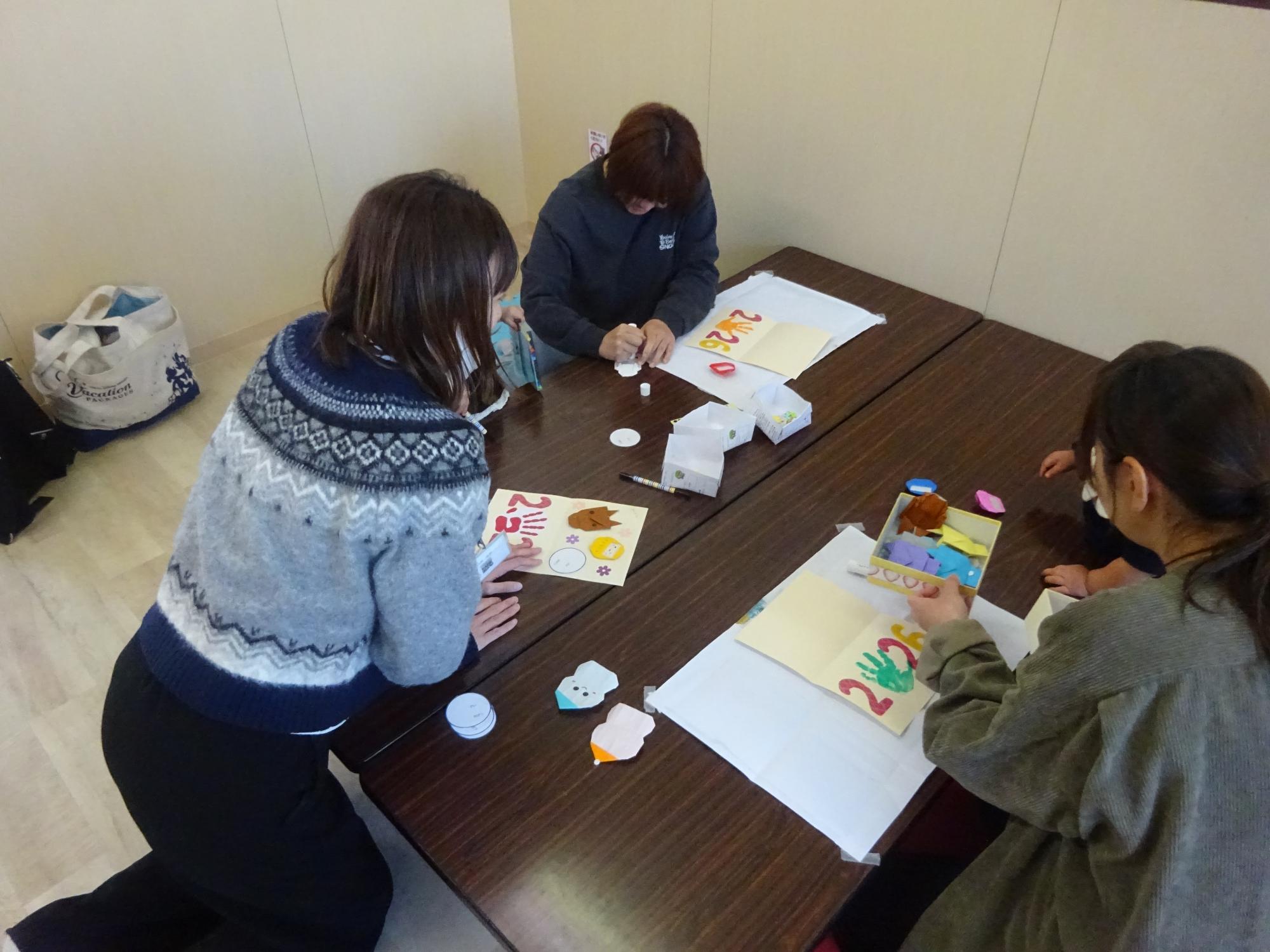 幼児親子が工作をしている様子の写真