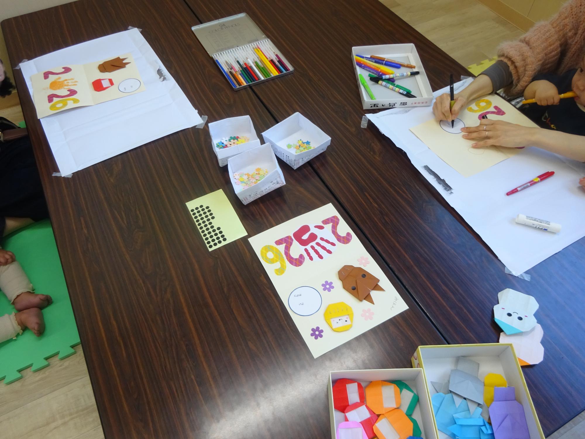 カードの装飾をしている様子の写真