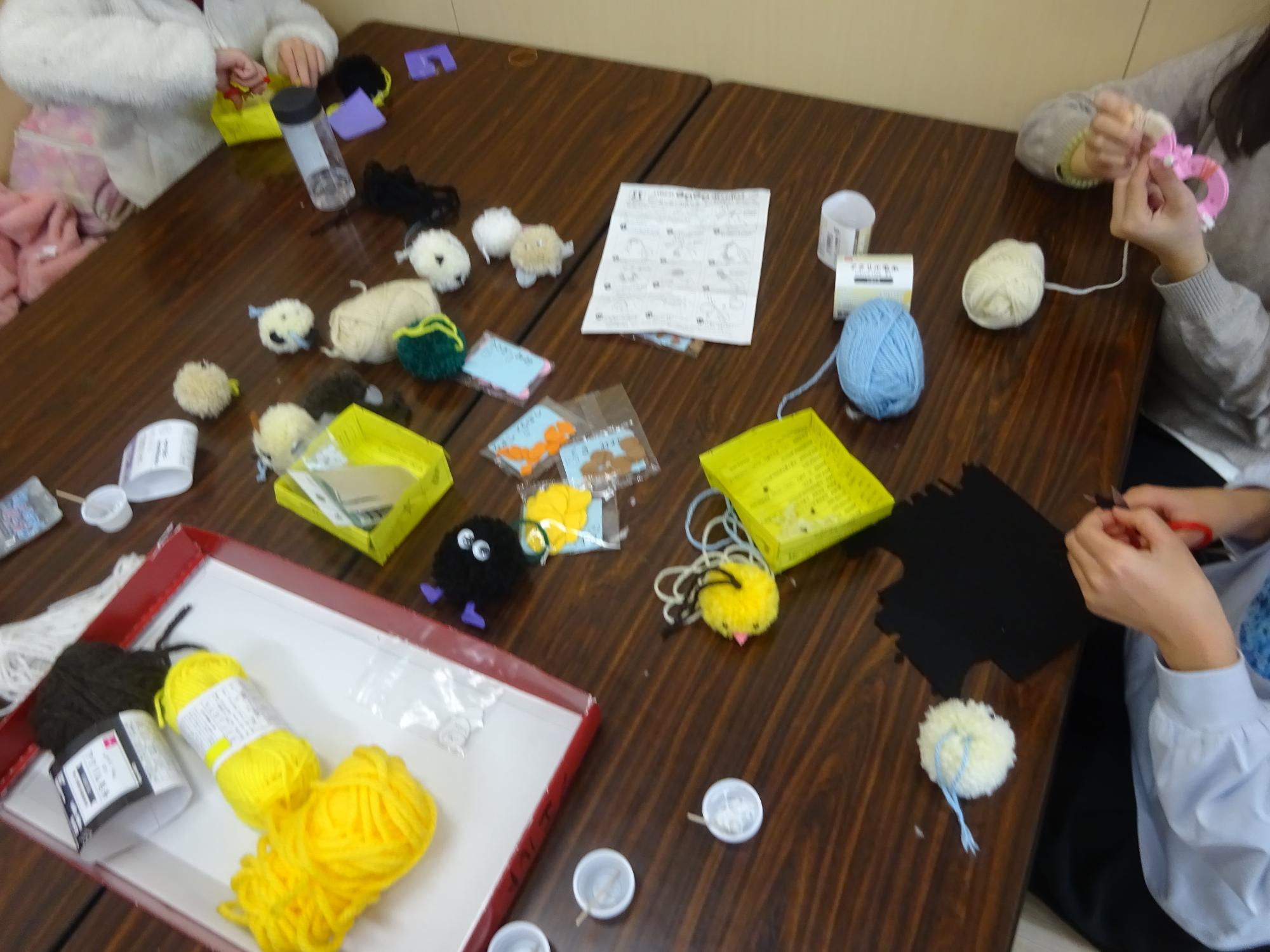 毛糸のポンポン工作作成中の様子