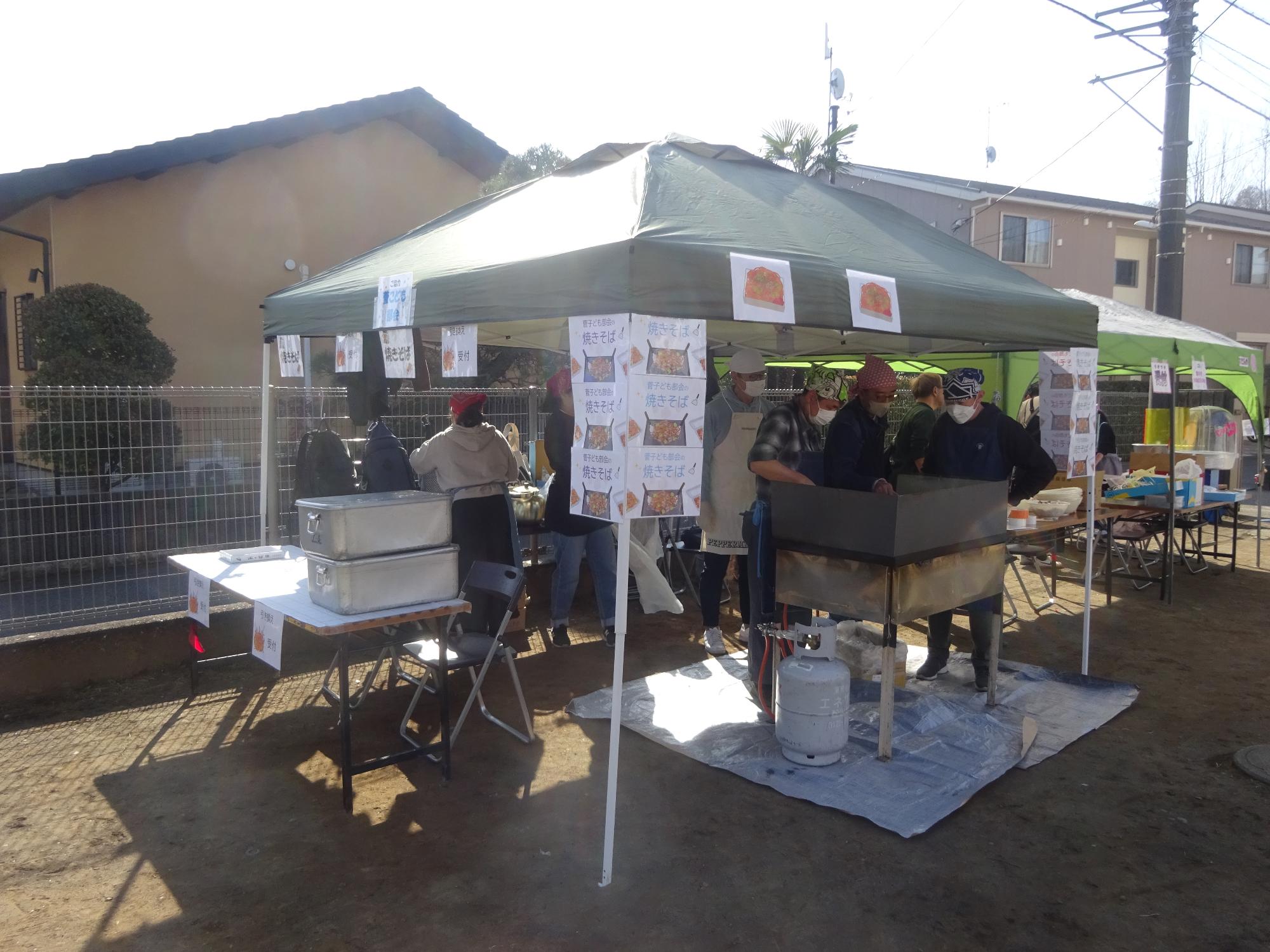 菅こども部会さんによる焼きそばコーナーの写真