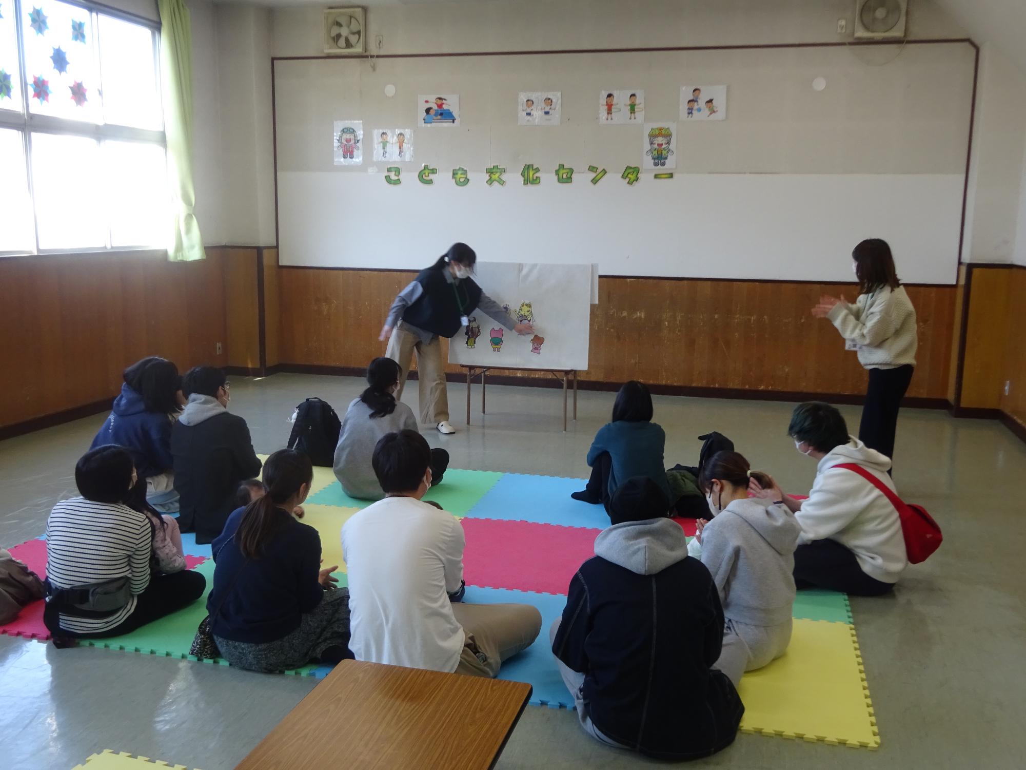 パネルシアターをしている様子の写真