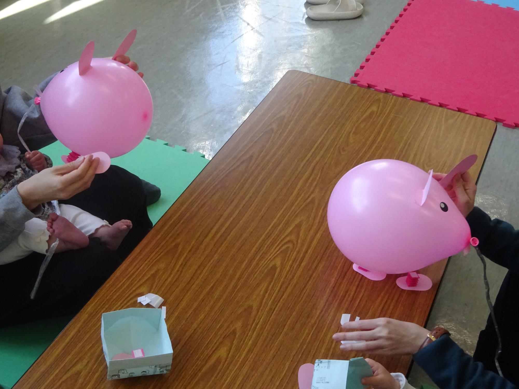 お散歩バルーン工作をしている様子の写真