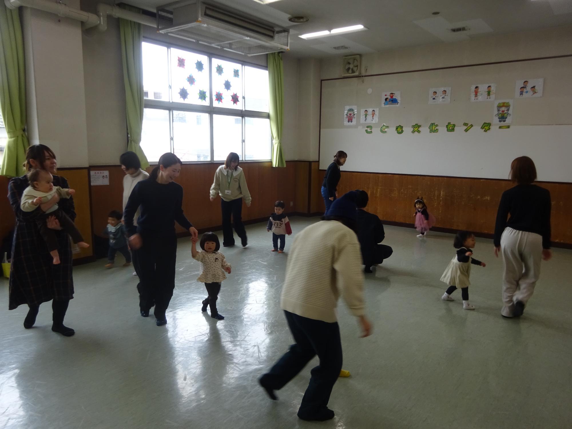 リトミックに参加する幼児親子の写真