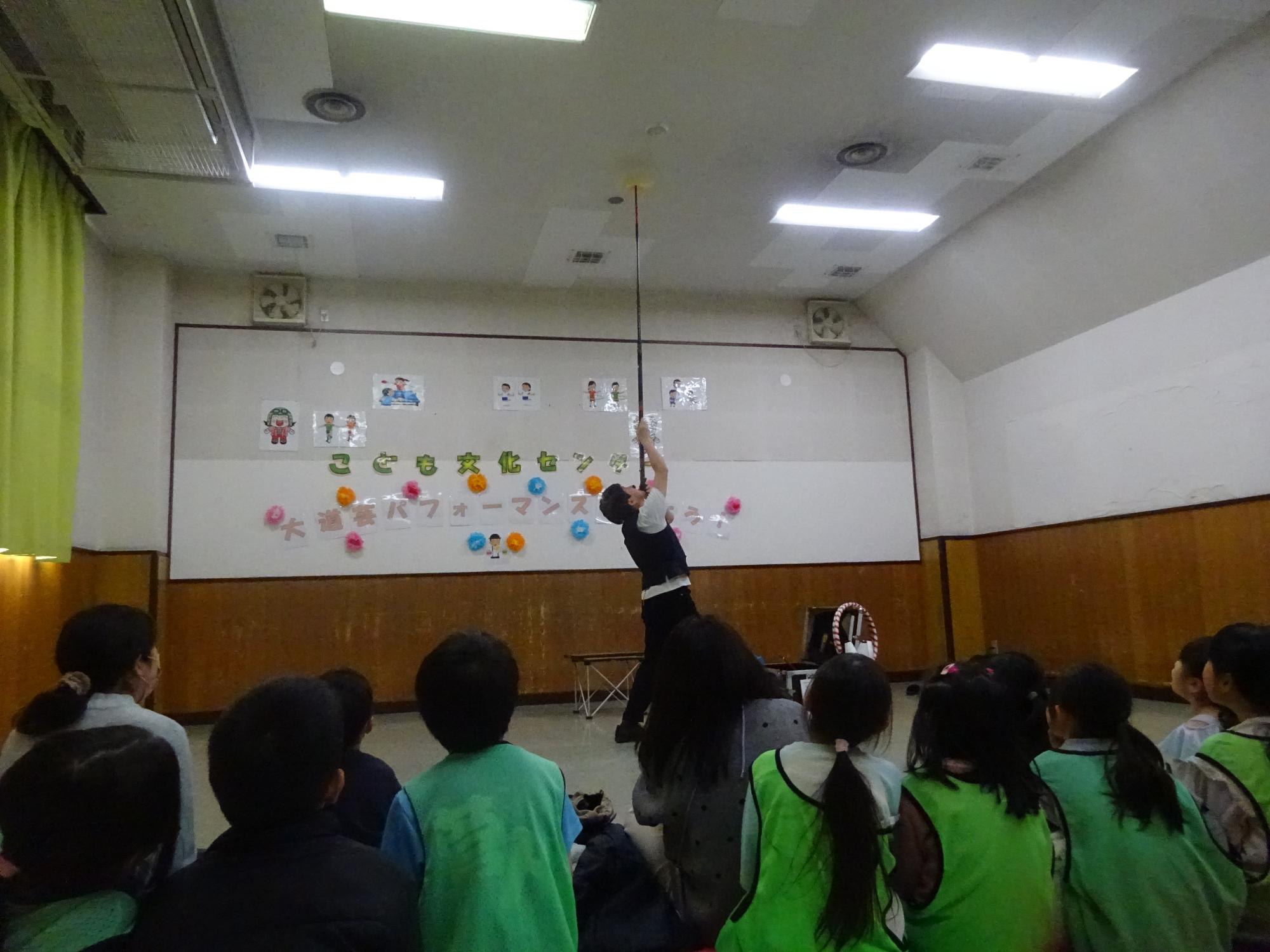 大道芸を見る子どもたちの様子