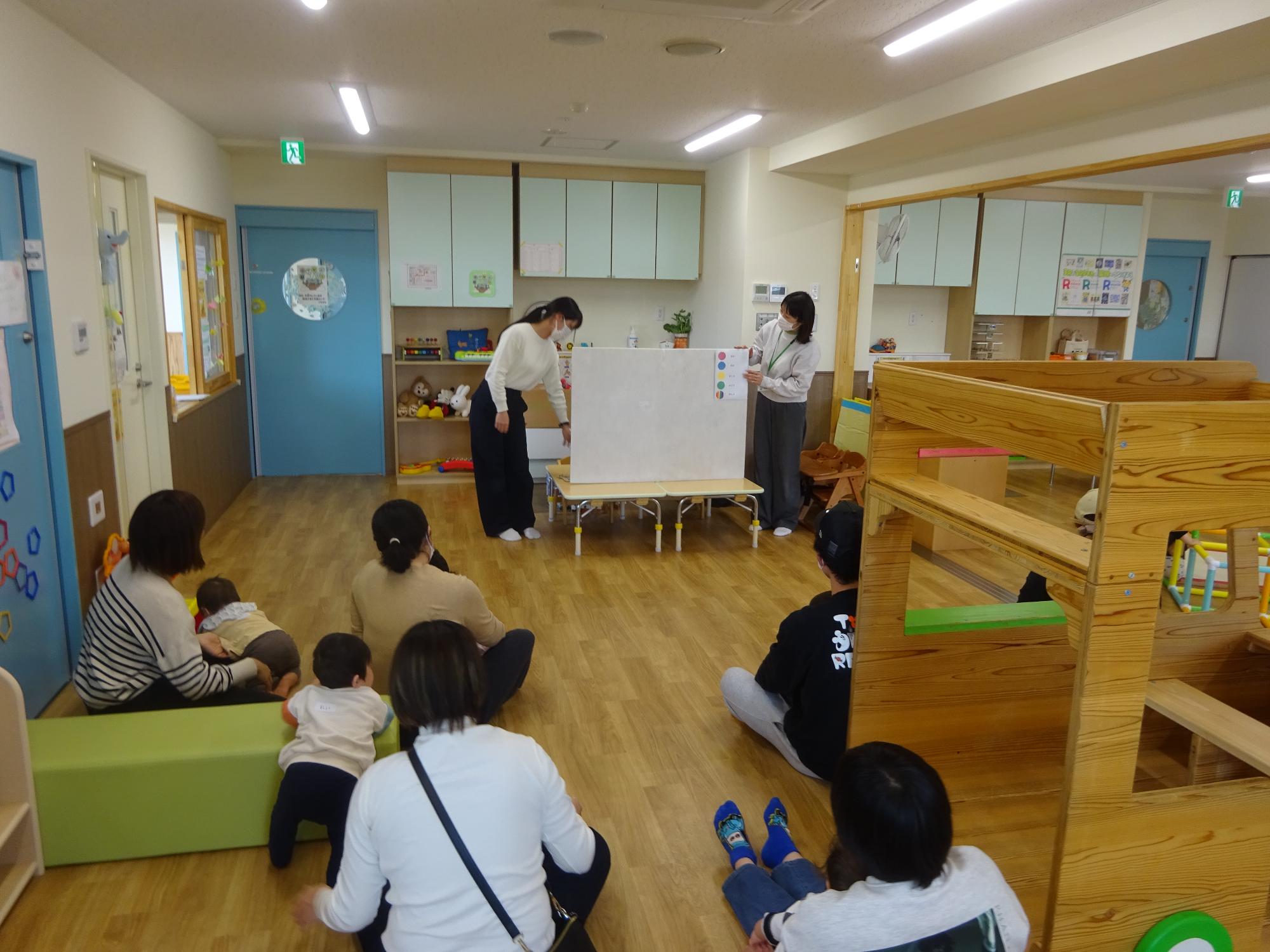 スタッフによるパネルシアターの様子1