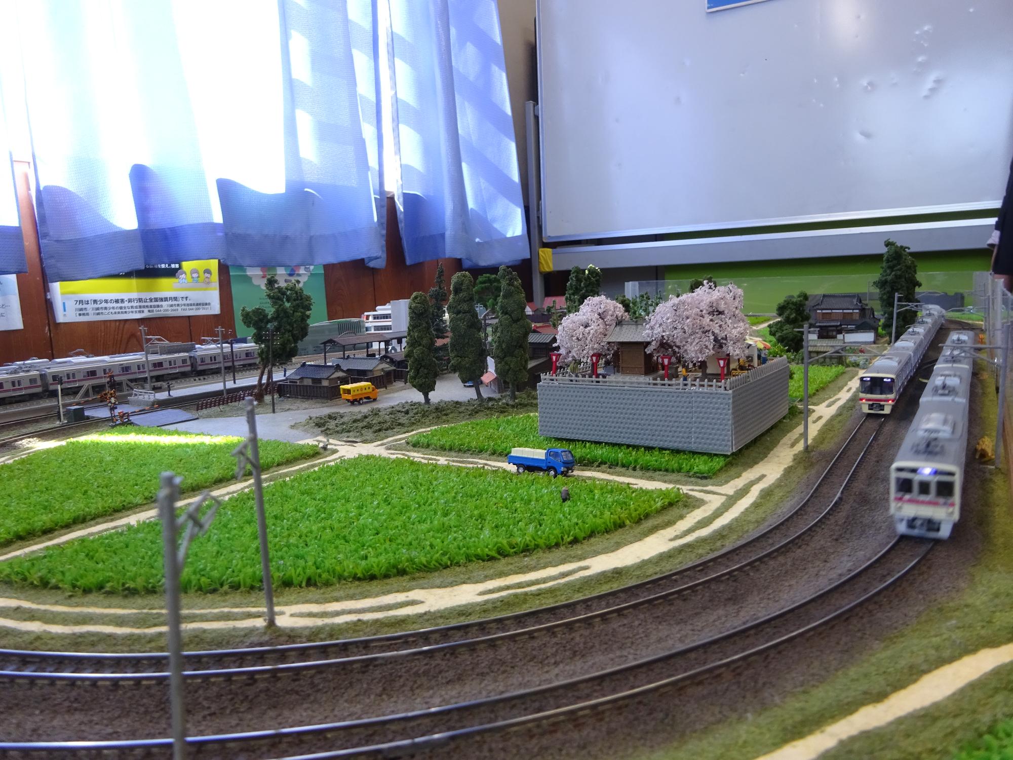 ジオラマの中を鉄道模型が走っている写真