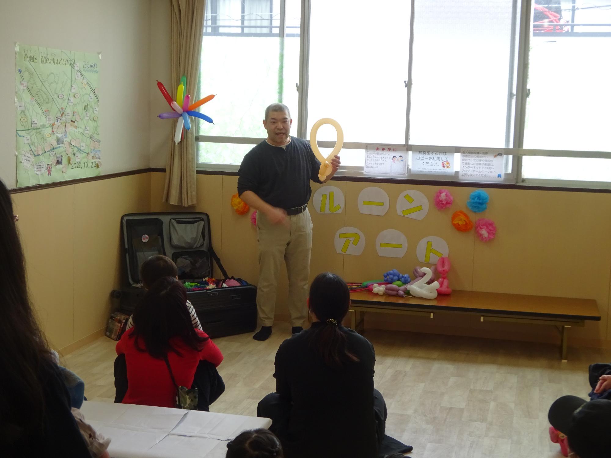 バルーンアートを披露している写真