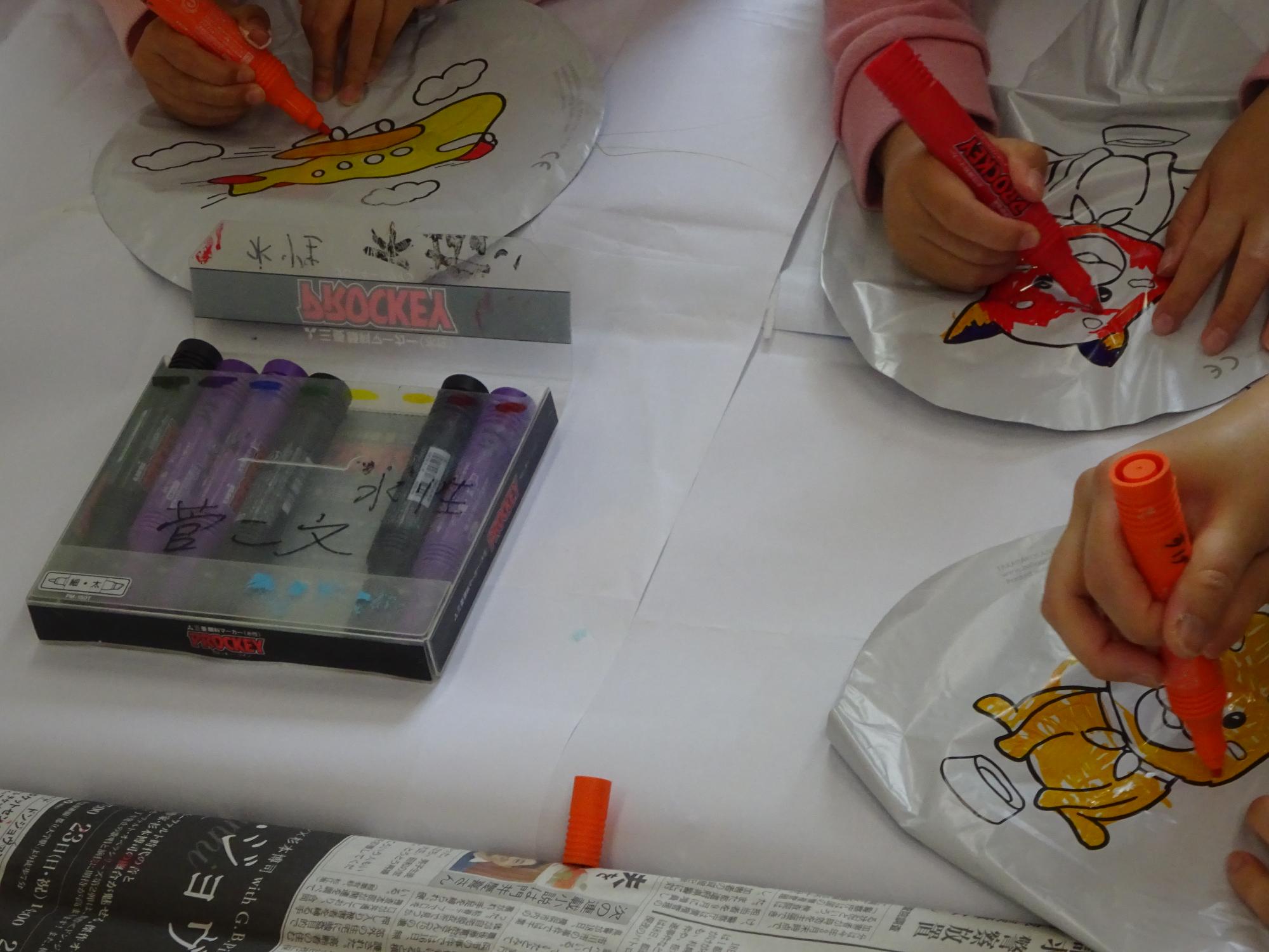 お絵描きができるバルーンに色を塗っている写真