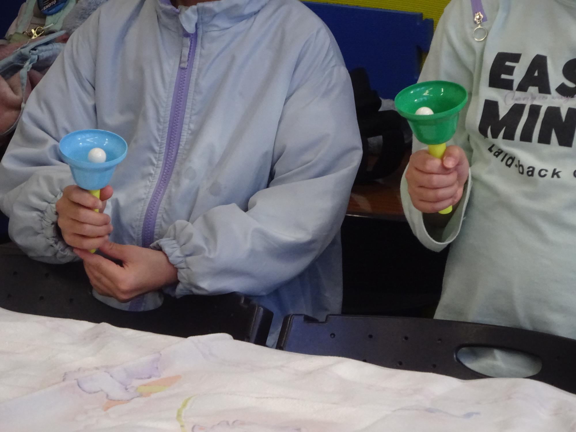 ハンドベルの演奏に挑戦している子どもの写真