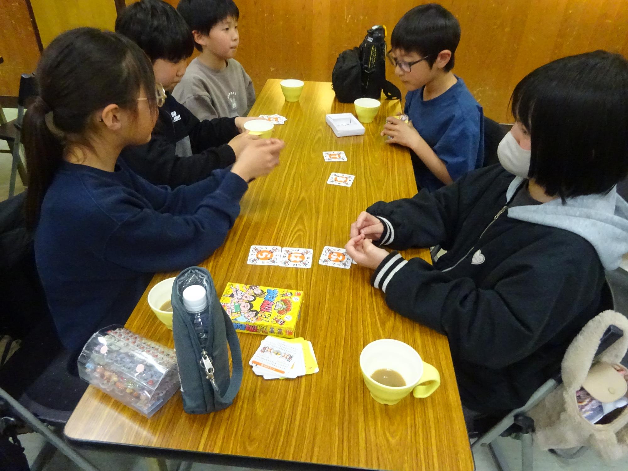 ドリンクバーを楽しみながらボードゲームをしている子どもたちの写真