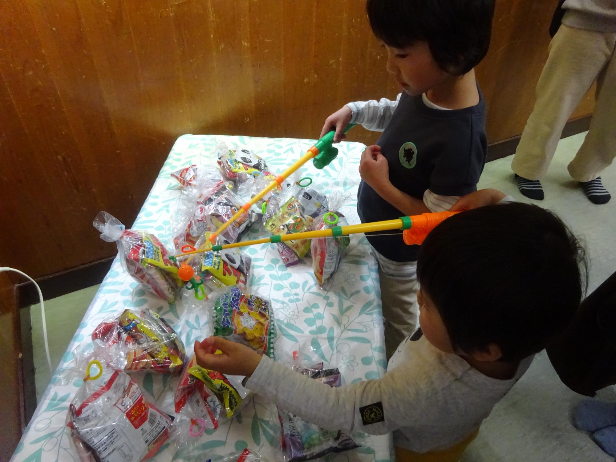 だがしつりを楽しむ子どもたちの様子