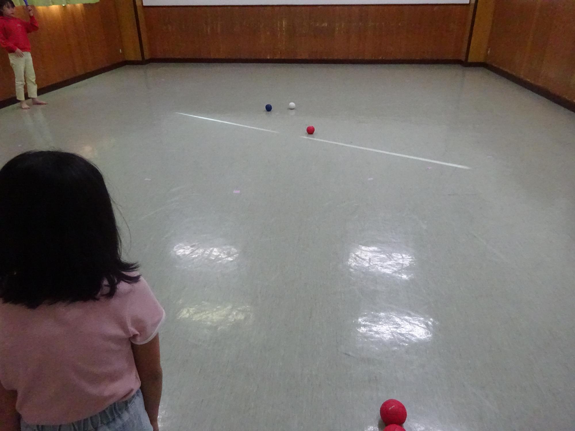 ボッチャをする子どもの写真