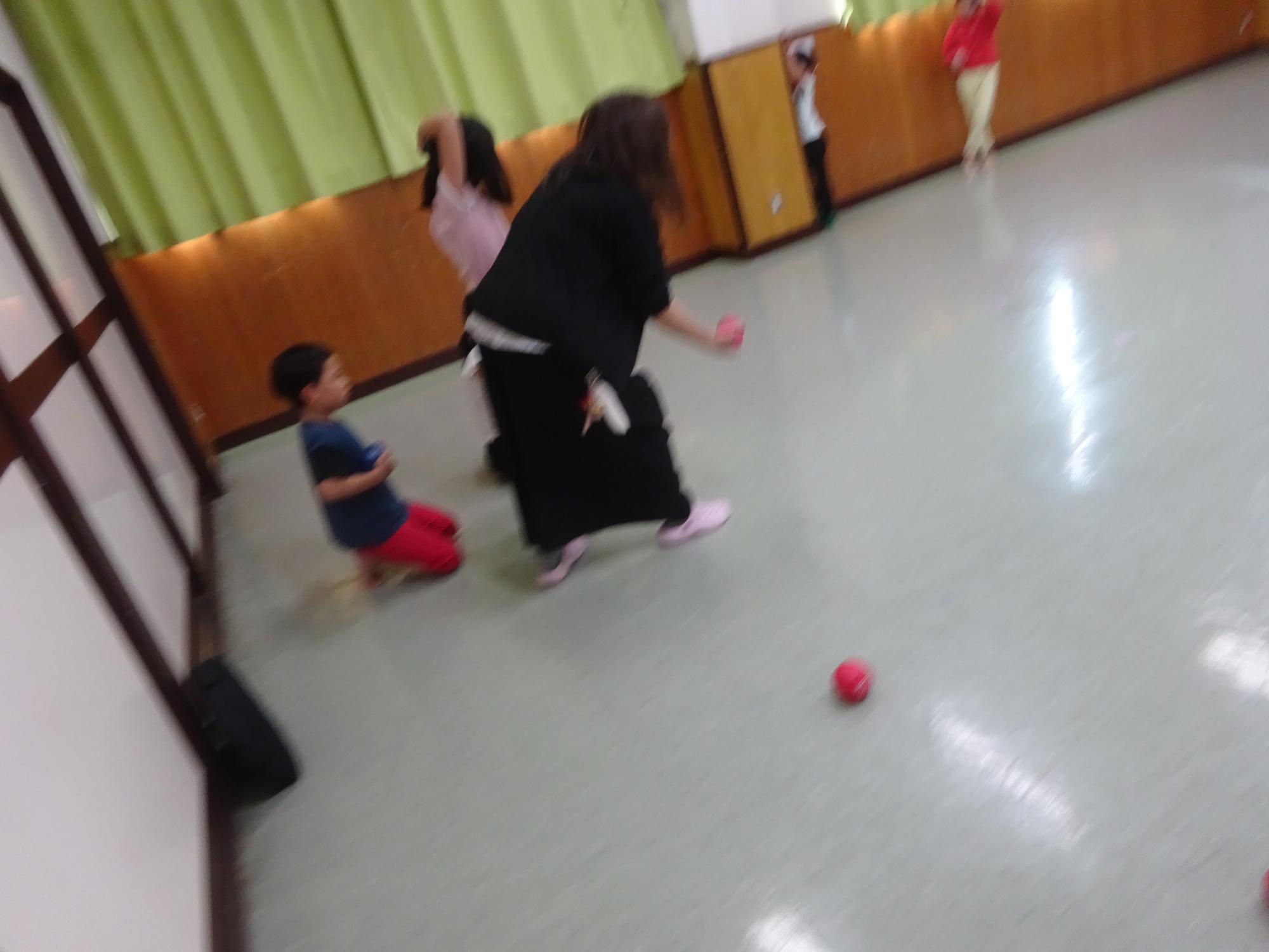 館長とボッチャをする子どもの写真