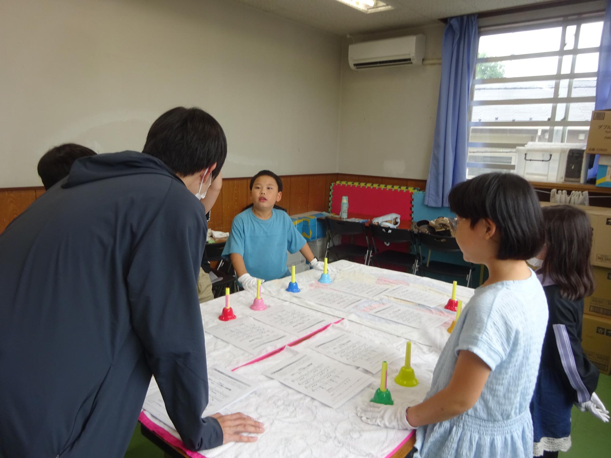 ハンドベルの練習に励む子どもたち
