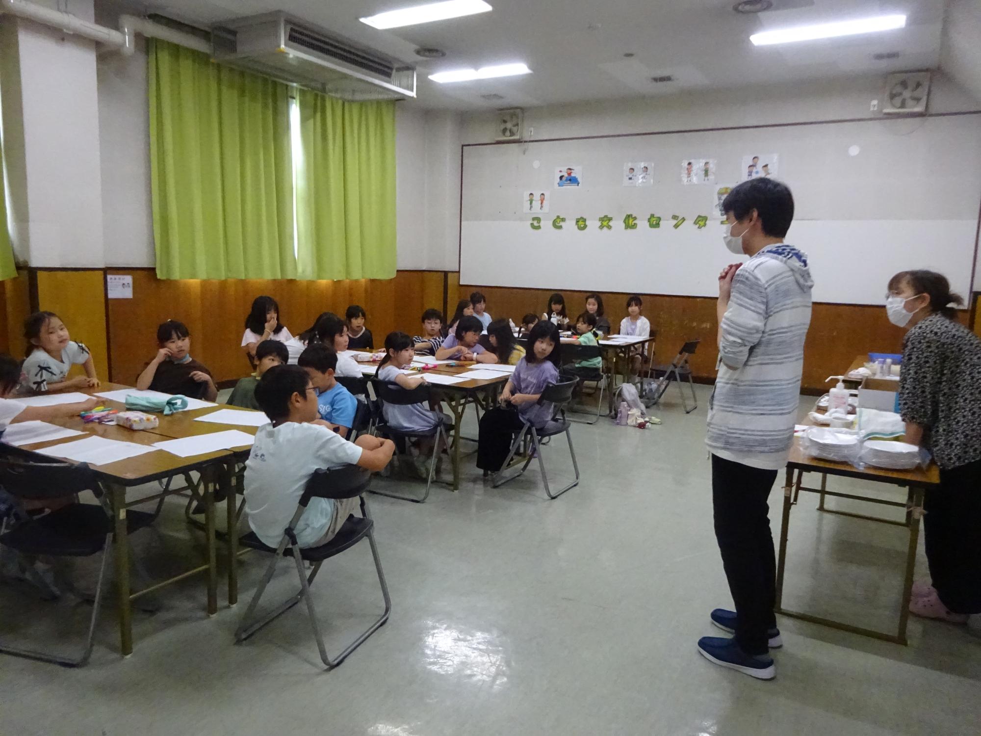 行事の説明を聞く子どもたちの写真