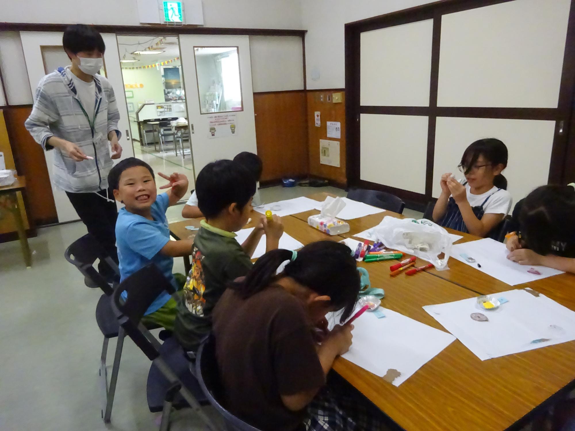 シールづくりをしている子どもたちの写真
