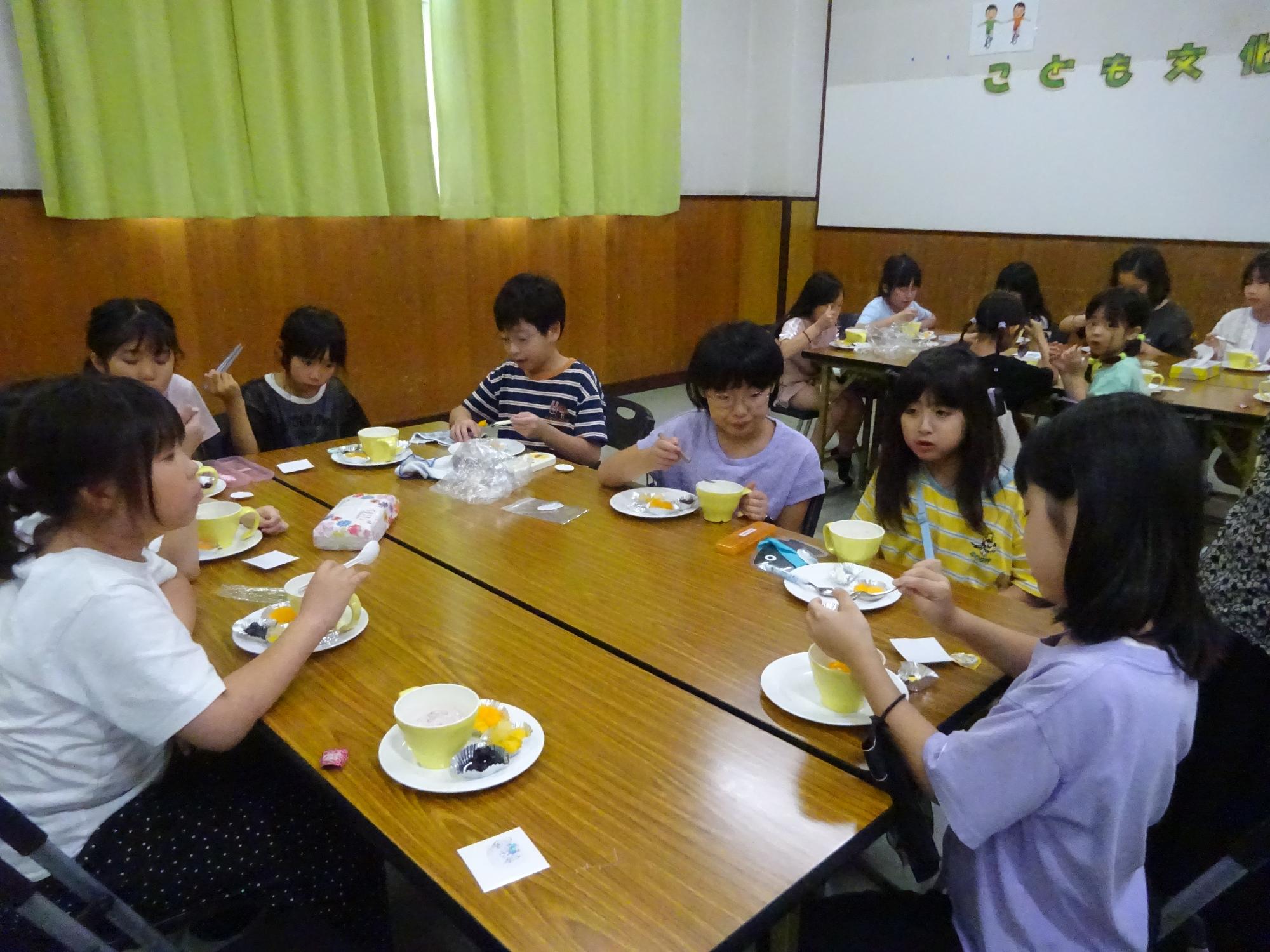 おやつを食べる子どもたちの写真