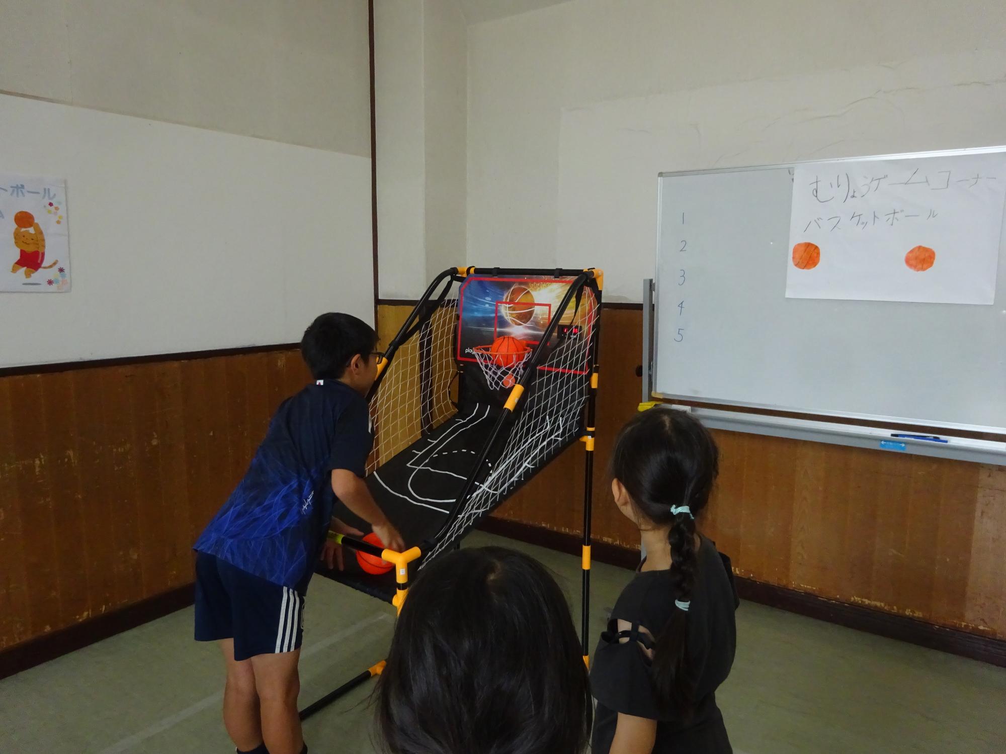 バスケットボールゲームをする子ども達の写真