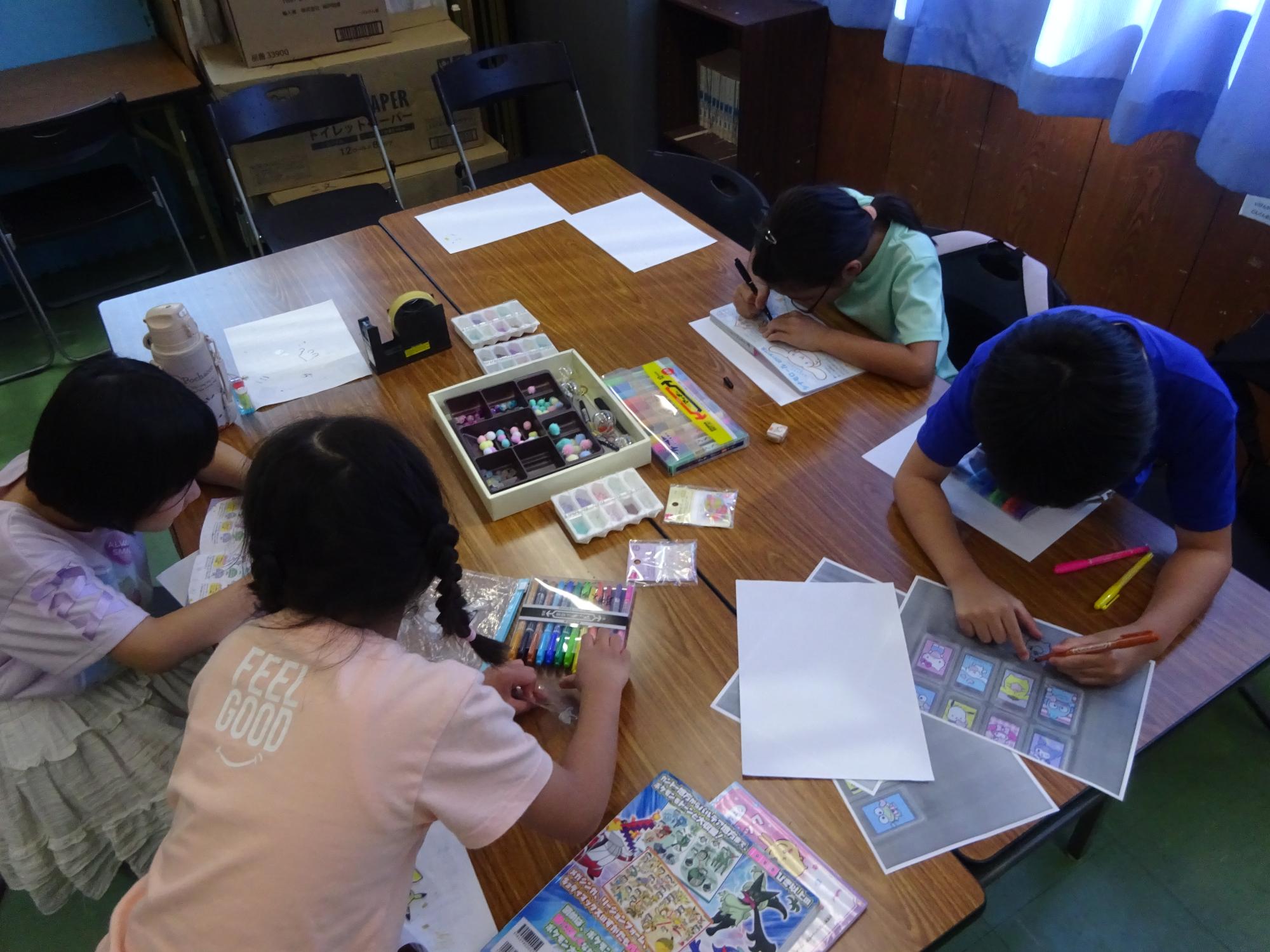 カプセルキーホルダーを作っている子どもの写真
