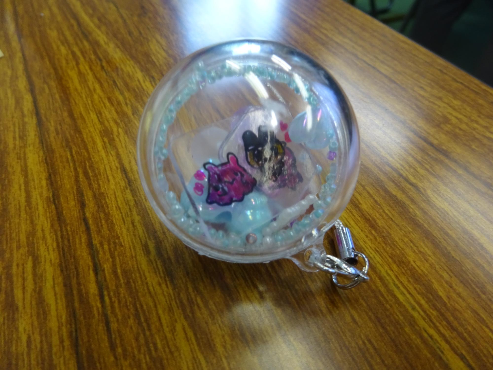 子どもが作ったカプセルキーホルダーの写真