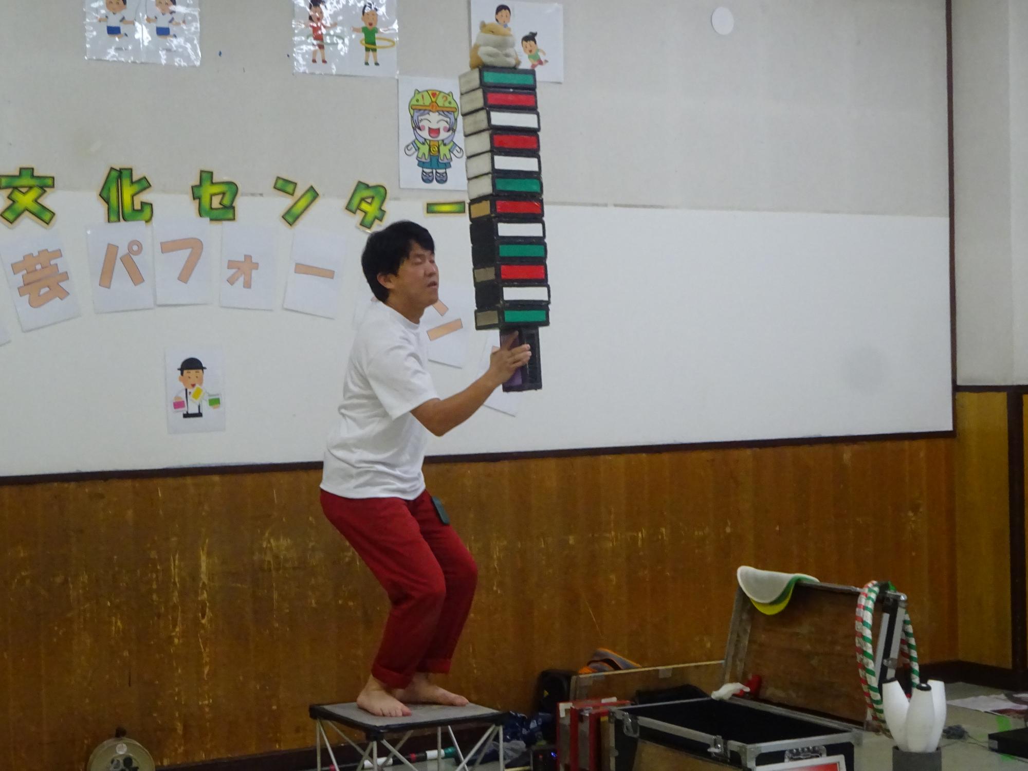 大道芸を披露している写真