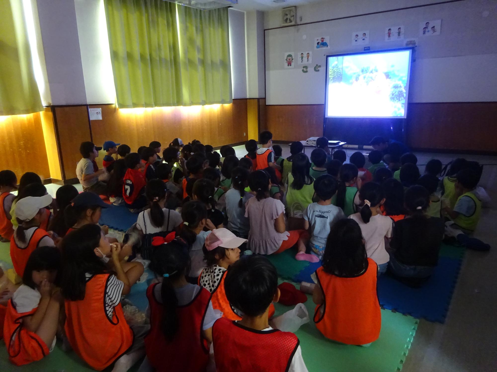 映画を観ている子どもたちの写真