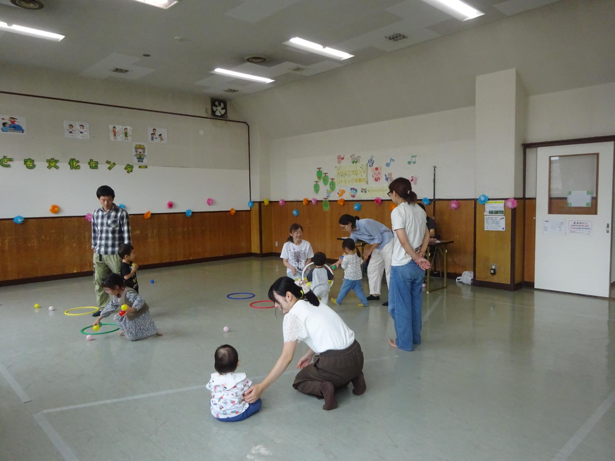 リトミックに参加している幼児親子の写真