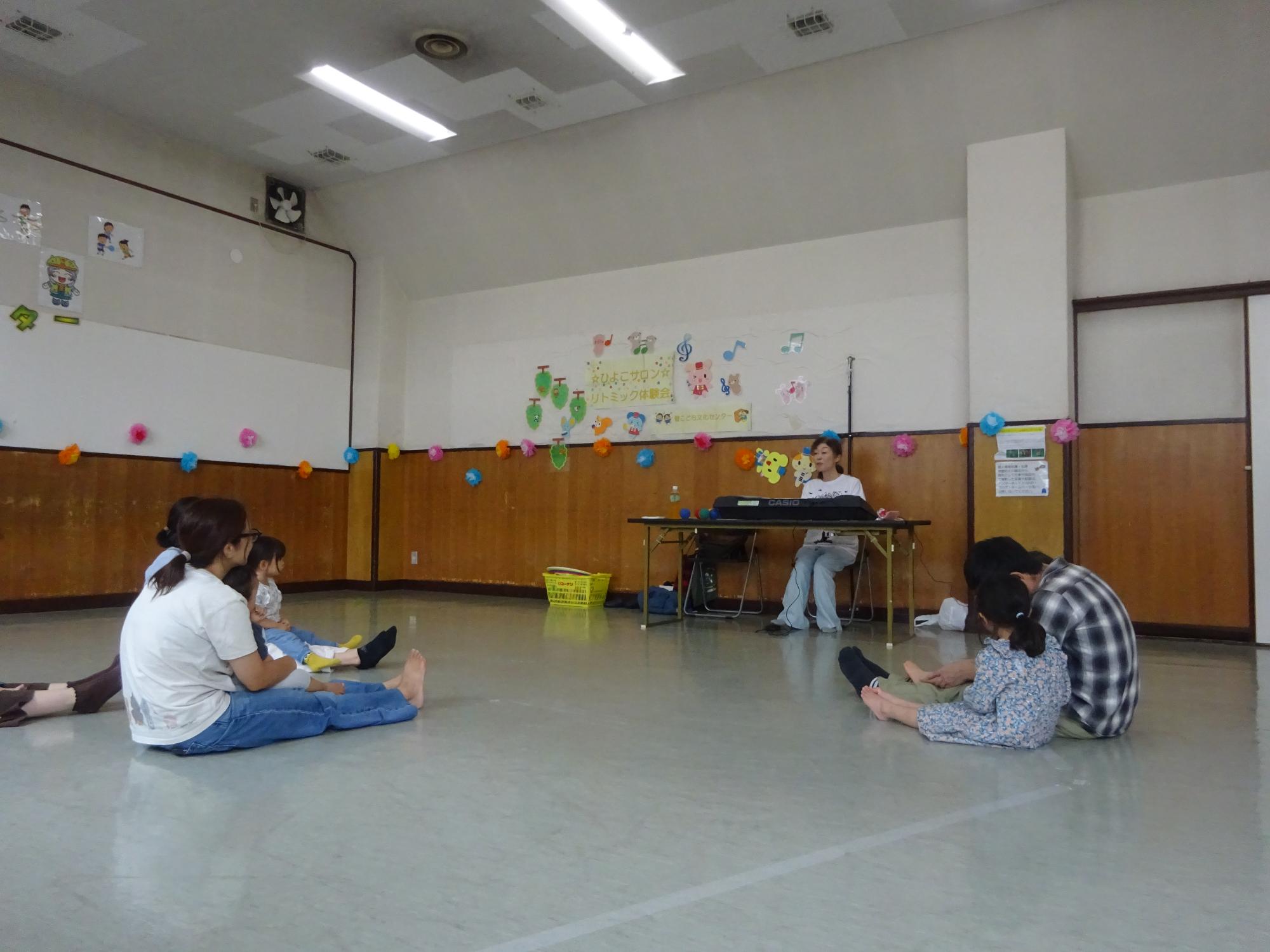 リトミックに参加している幼児親子の写真