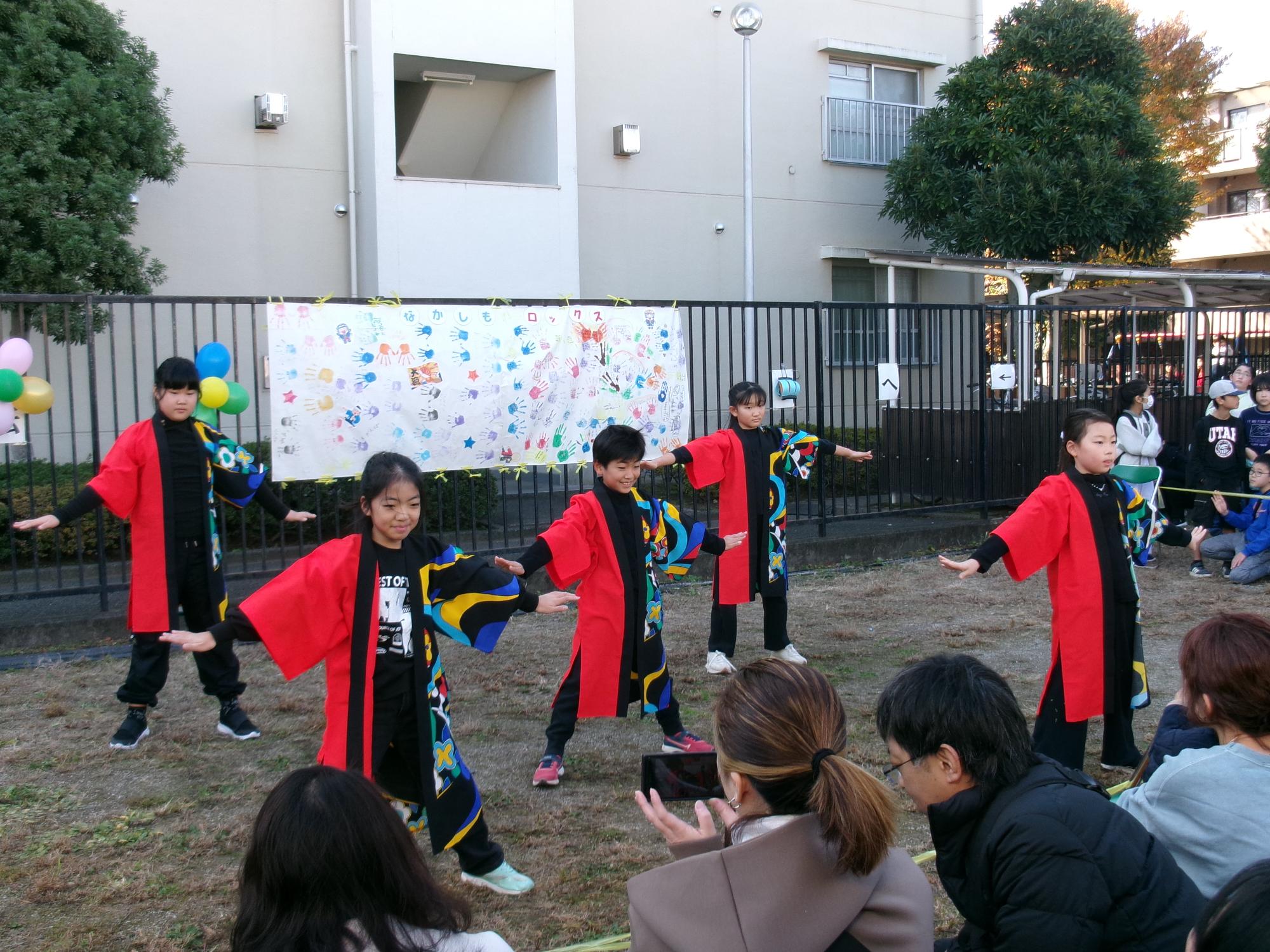 こ文まつりでソーラン節を披露する「なかしもロックス」の子どもたちの写真