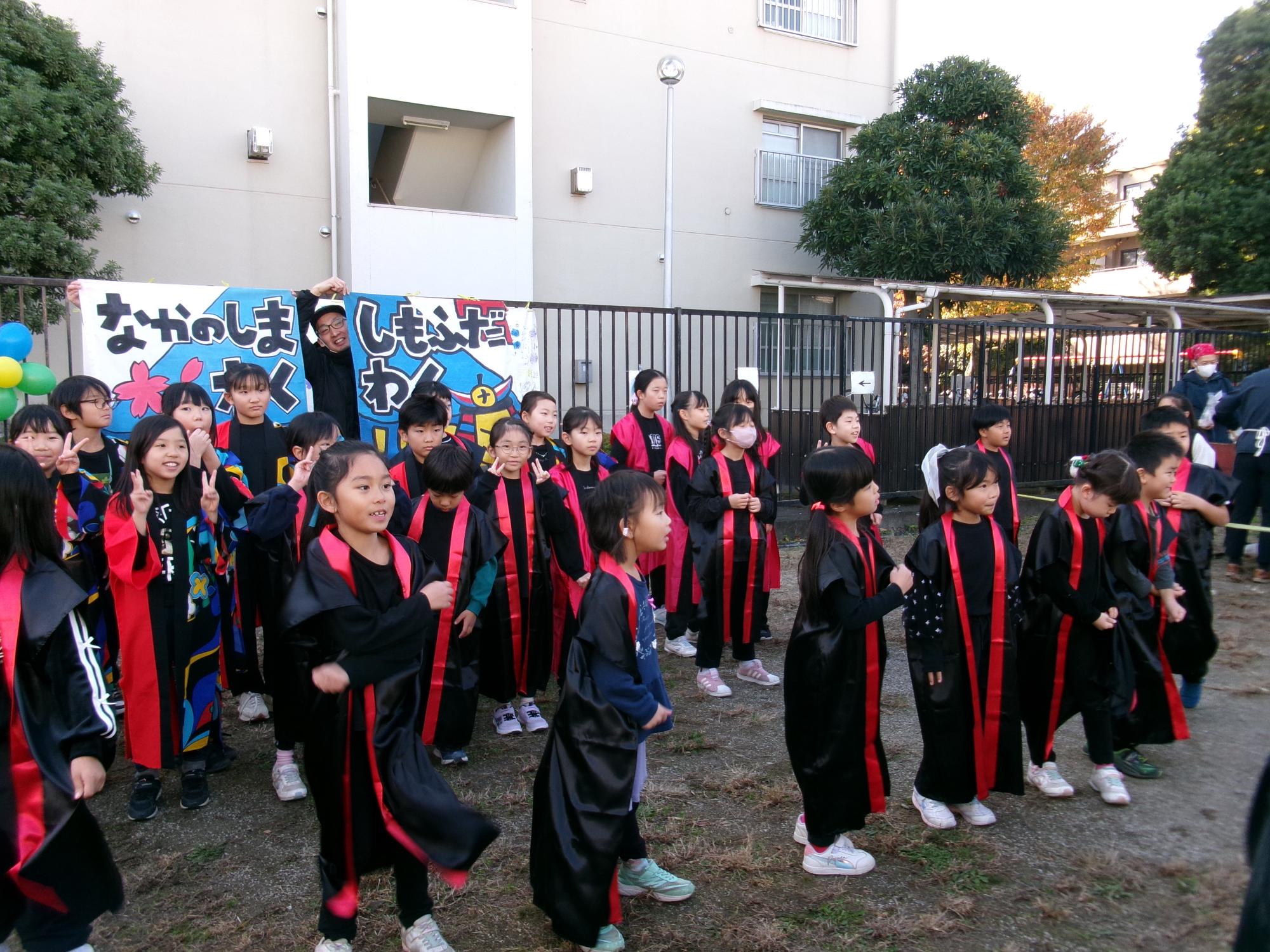 こ文まつりでソーラン節を披露する「なかしもロックス」の子どもたちの写真