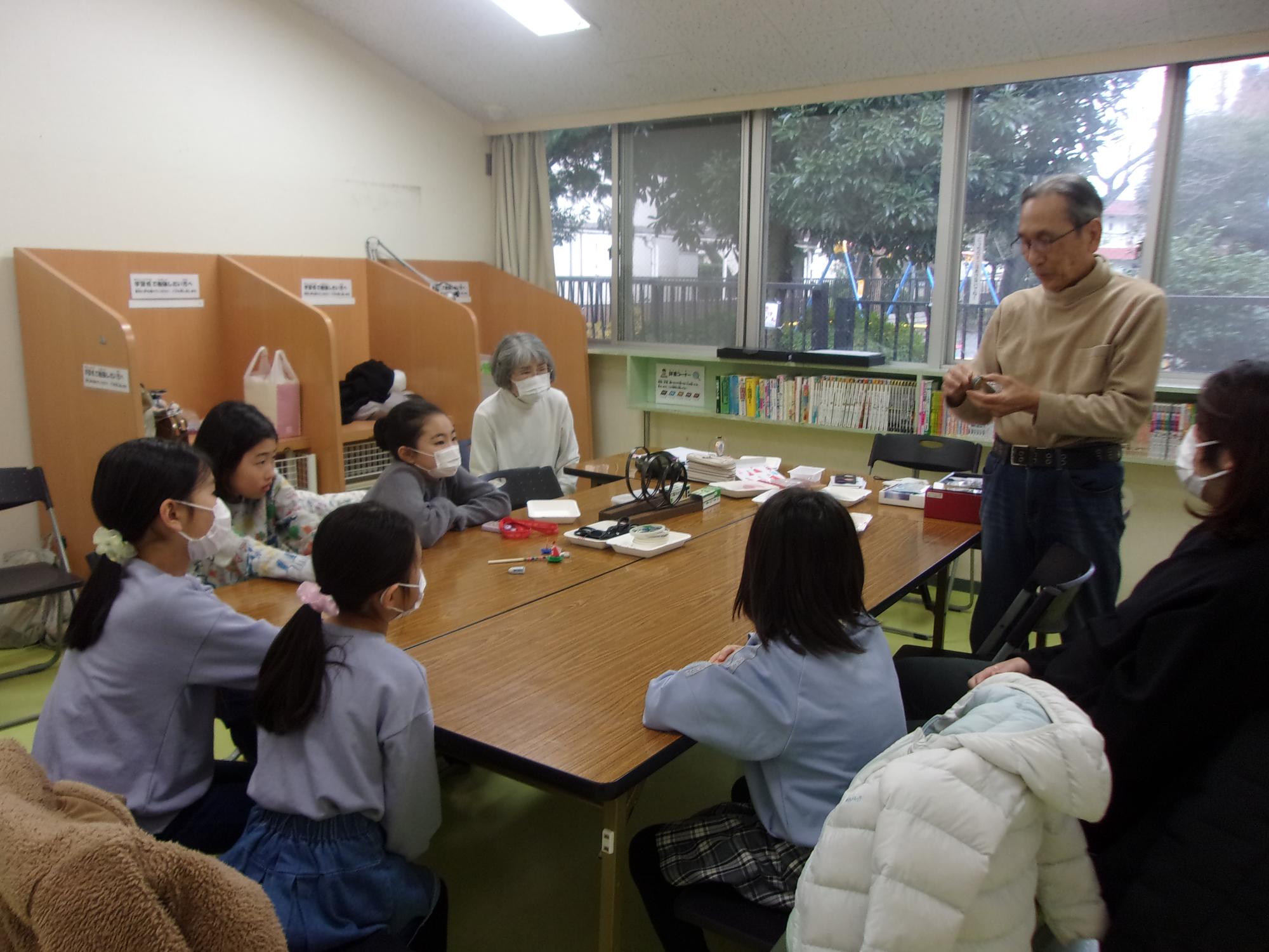 講師が参加児童に実験の流れを説明している様子の写真