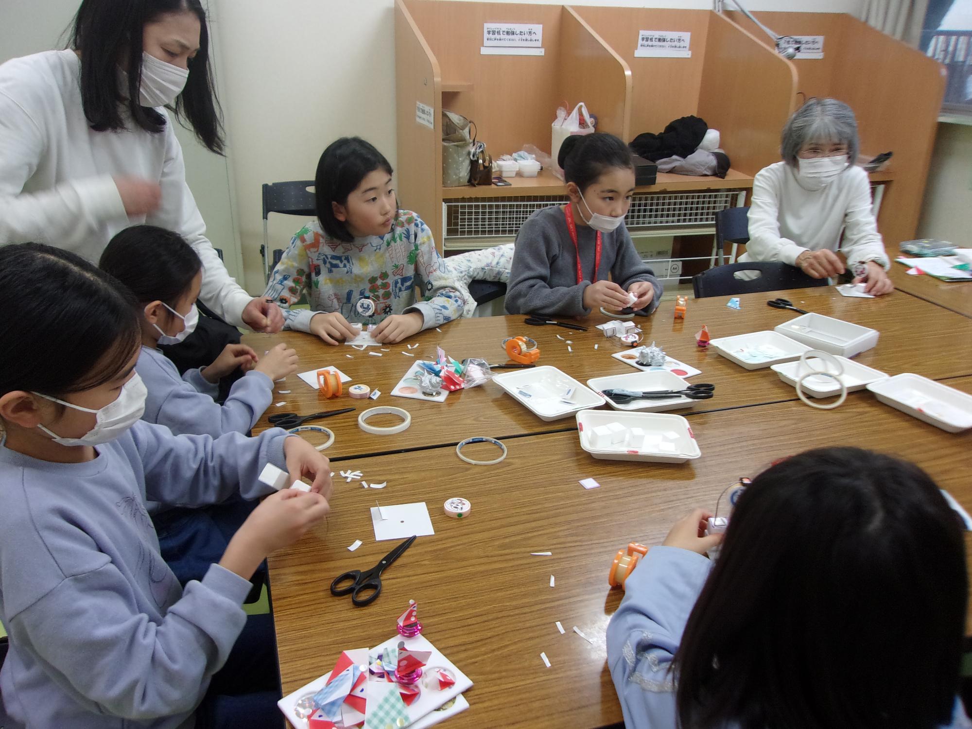 参加児童たちが熱心に作品づくりに励んでいる様子の写真