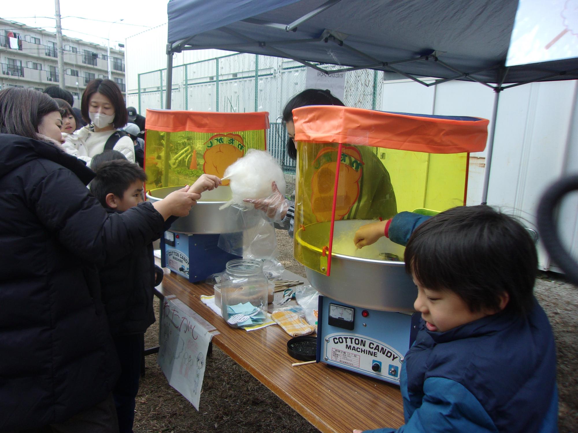 わたがし作りを体験する子どもたちの様子の写真