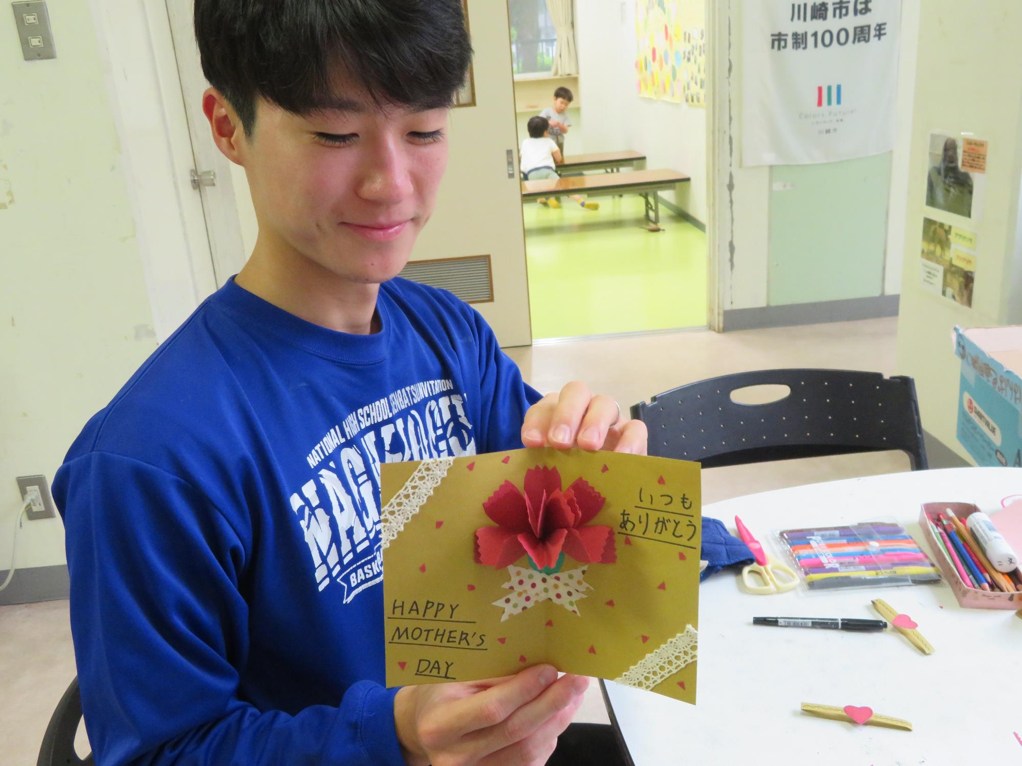 花カードづくりに参加してくださった保護者の方の写真