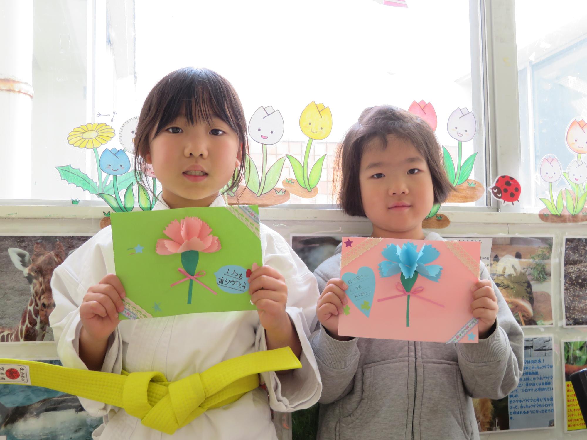 花のカードづくりに参加してくれた小学生児童の写真