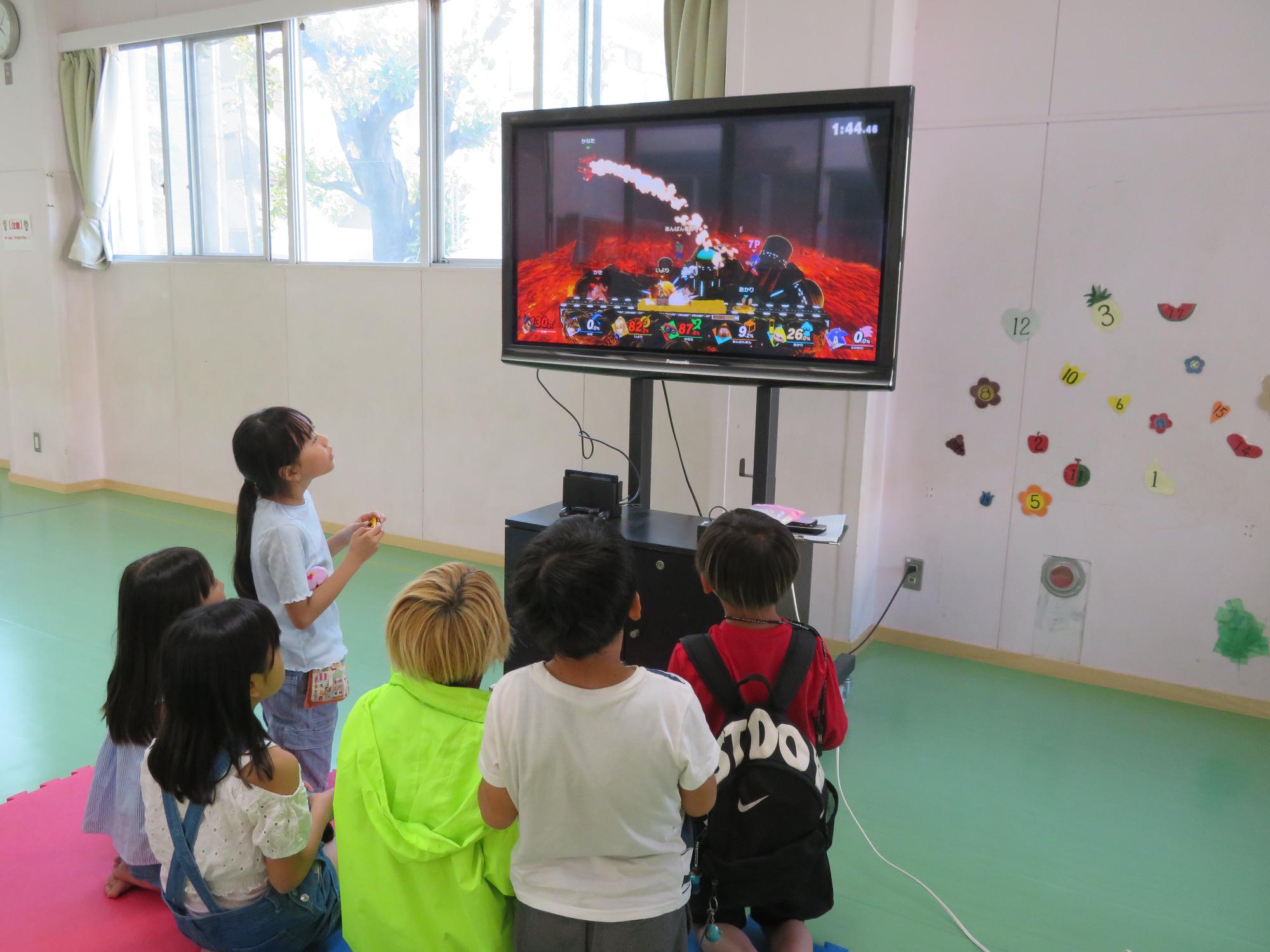 テレビゲームで遊ぶ小学生児童の様子の写真