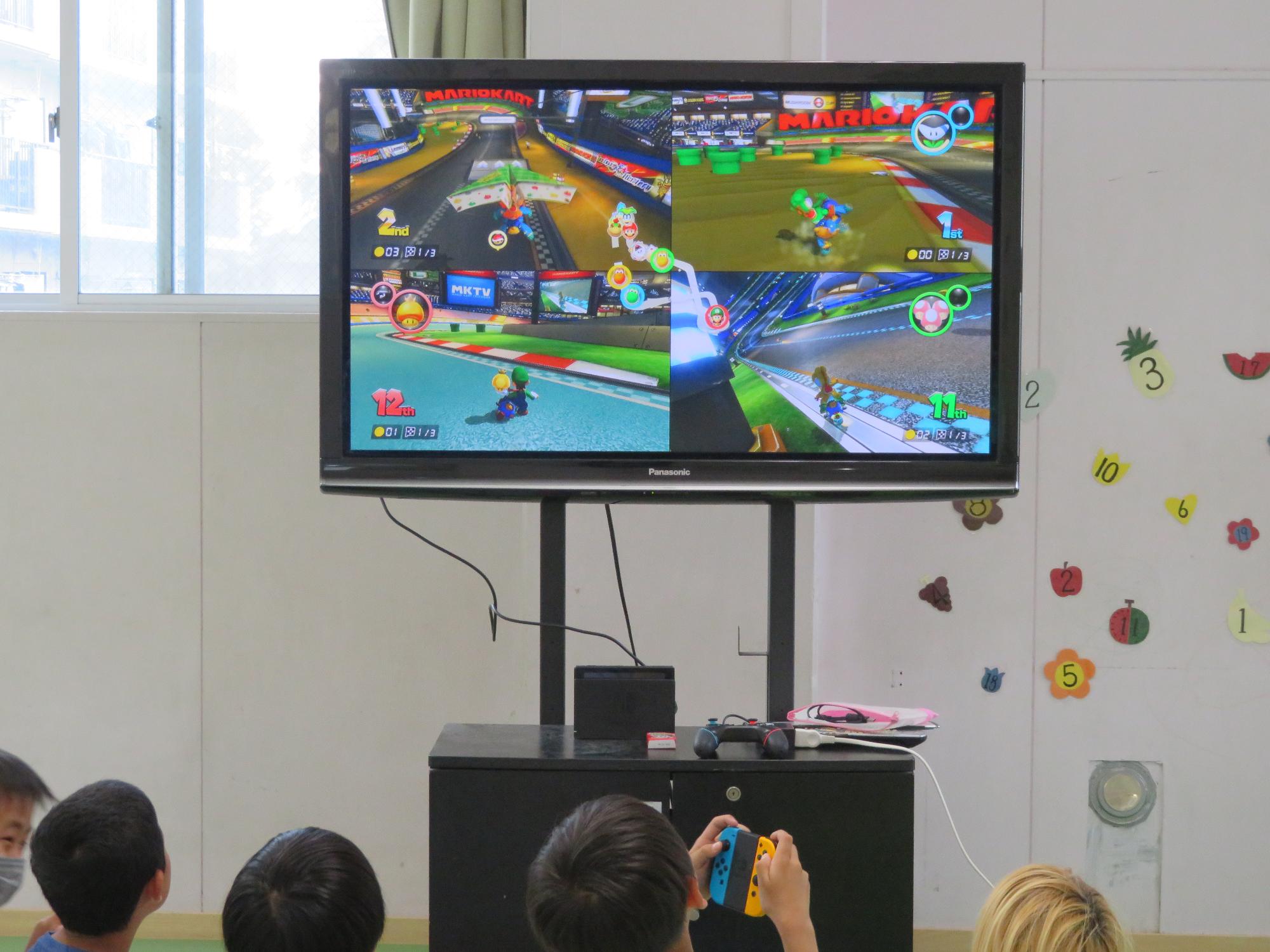 テレビゲームで遊ぶ小学生児童の様子の写真