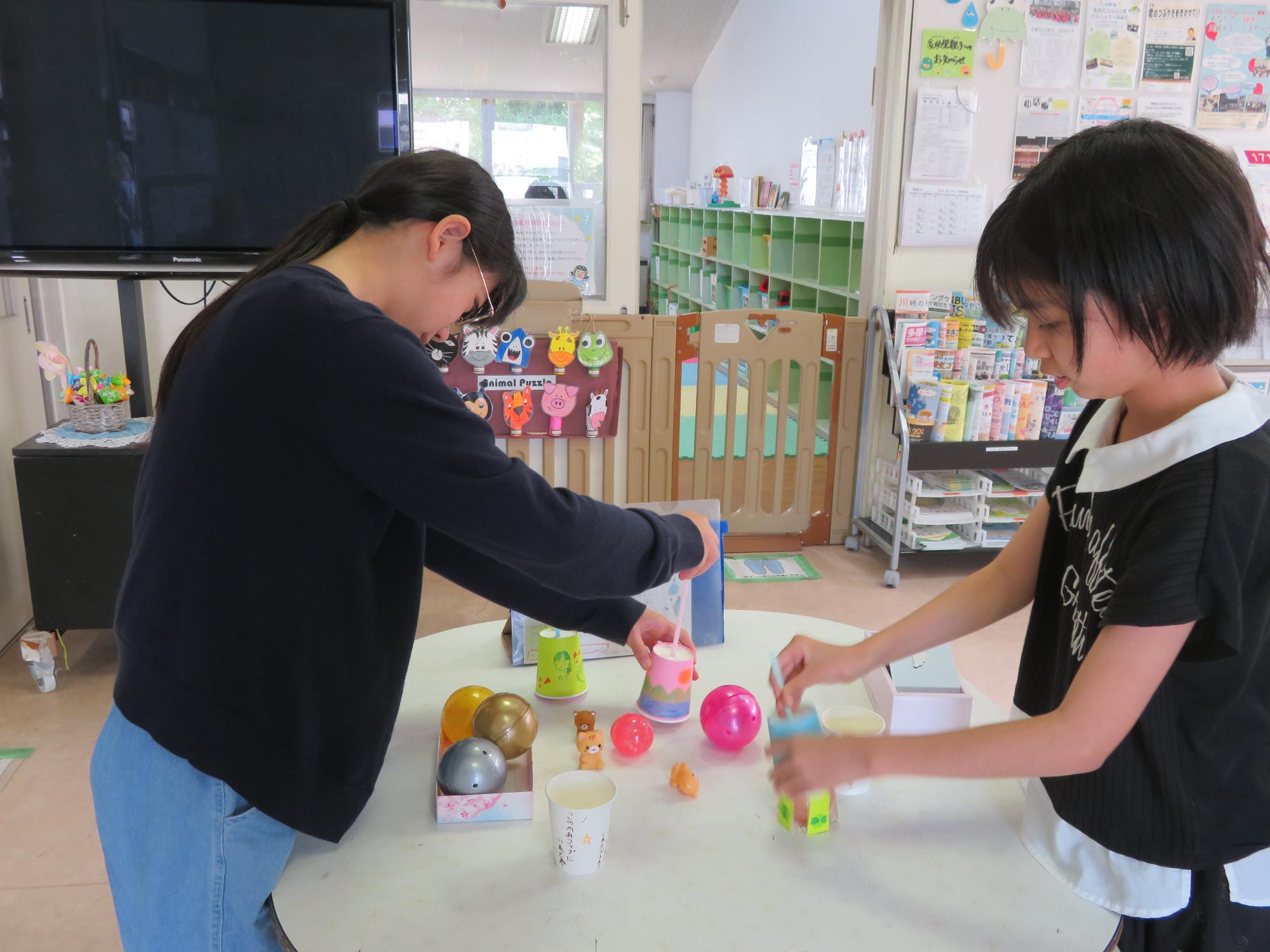 作った「紙コップキャッチャー」を実際に遊んでいる小学生児童の様子の写真