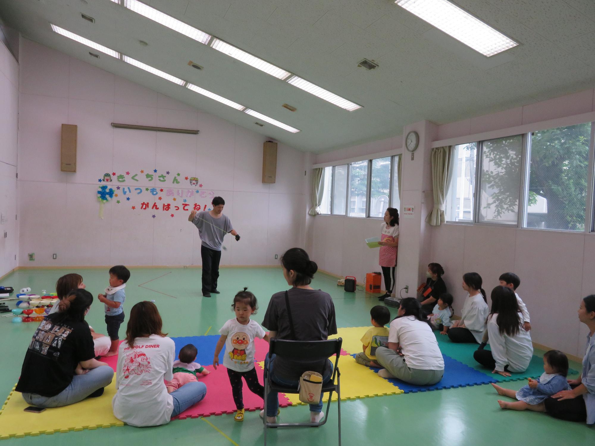 なかっこワークショップで乳幼児親子さんたちがショーをみている写真