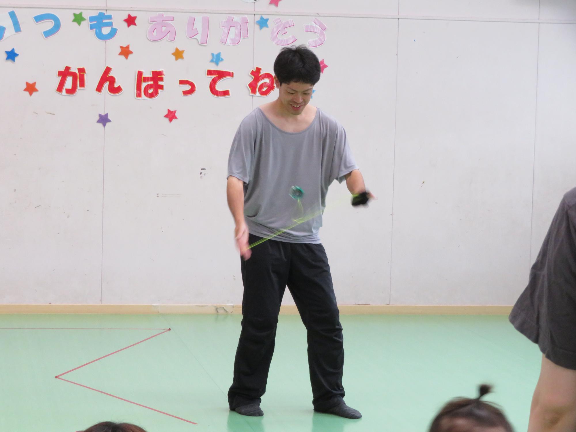 なかっこワークショップでヨーヨーをしてい写真