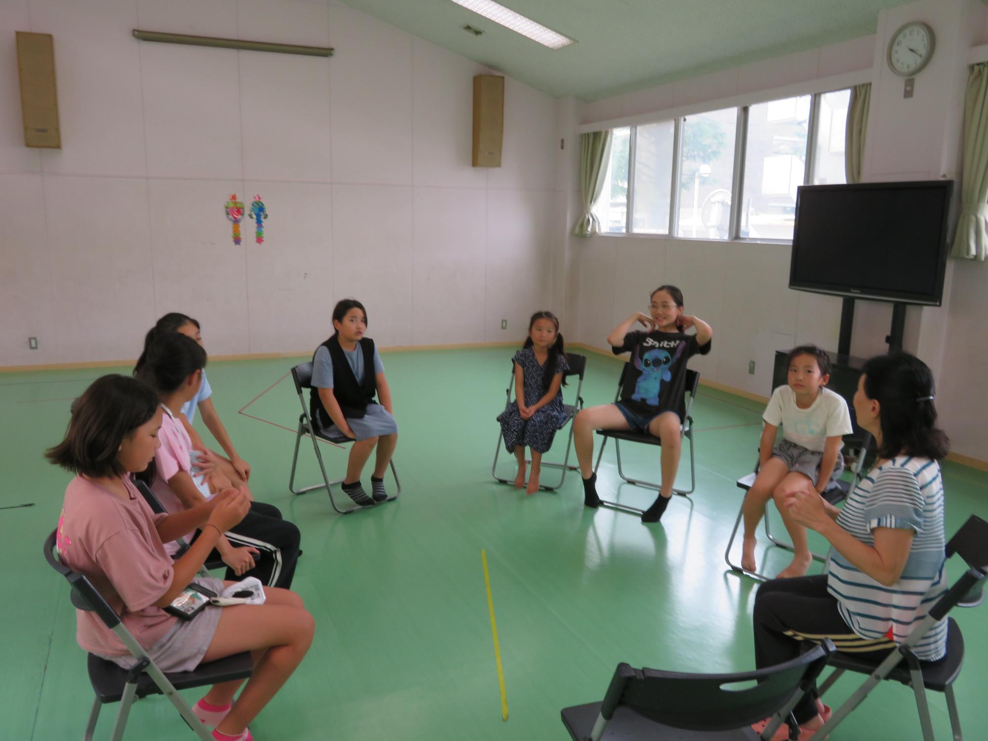 子ども会議で話あっている写真