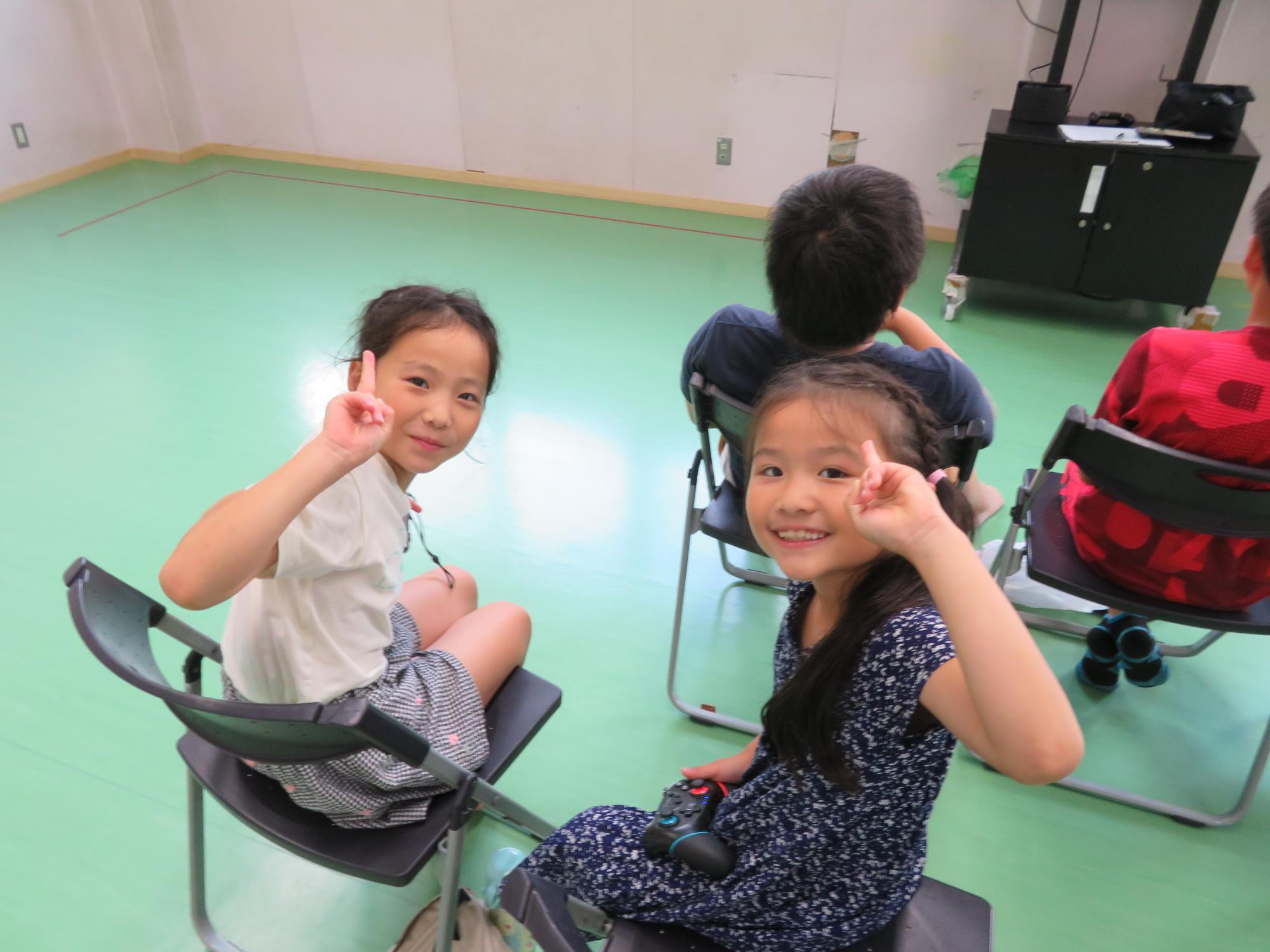 テレビゲームで遊ぶ小学生児童の様子の写真