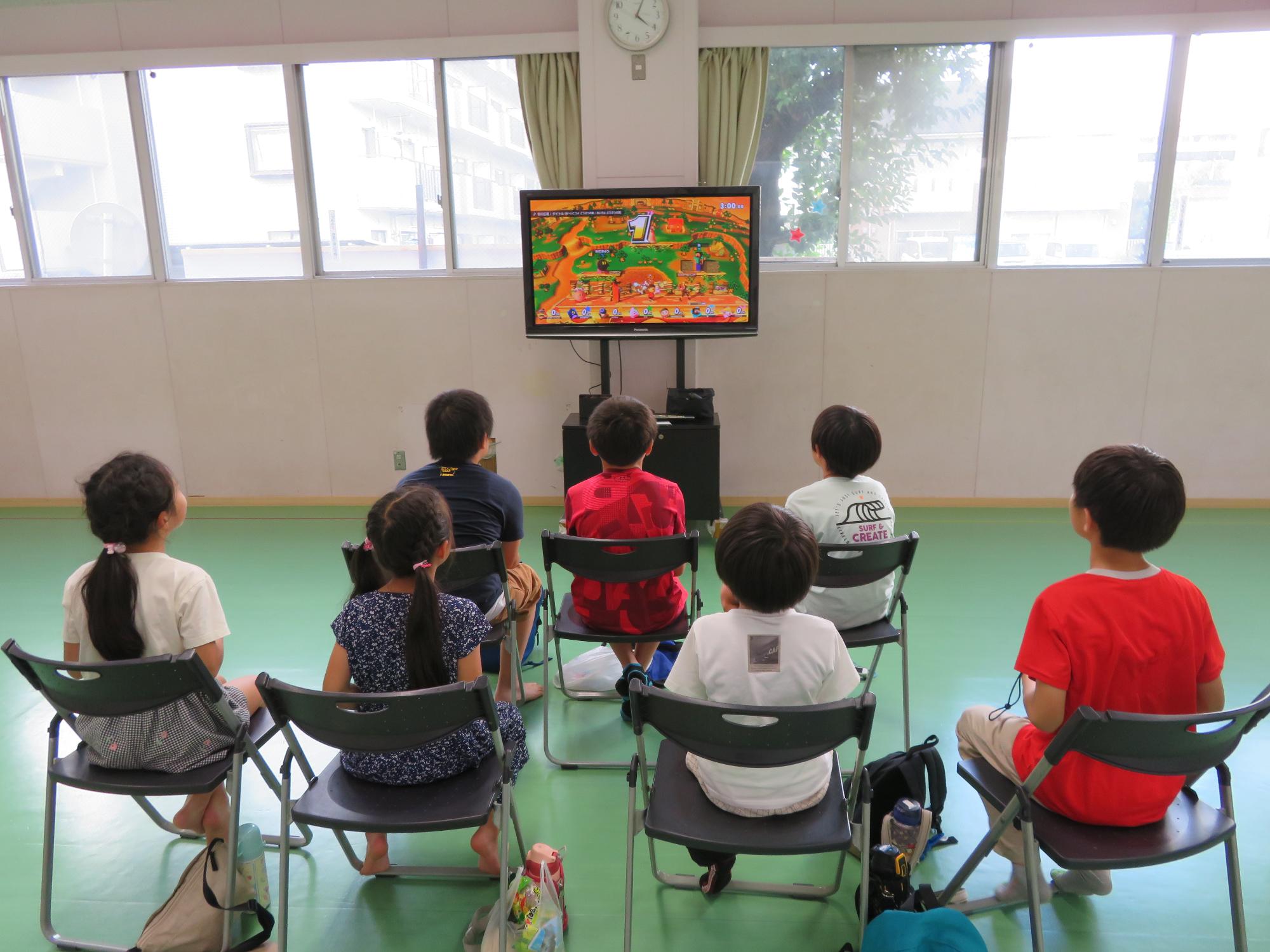 テレビゲームで遊ぶ小学生児童の様子の写真