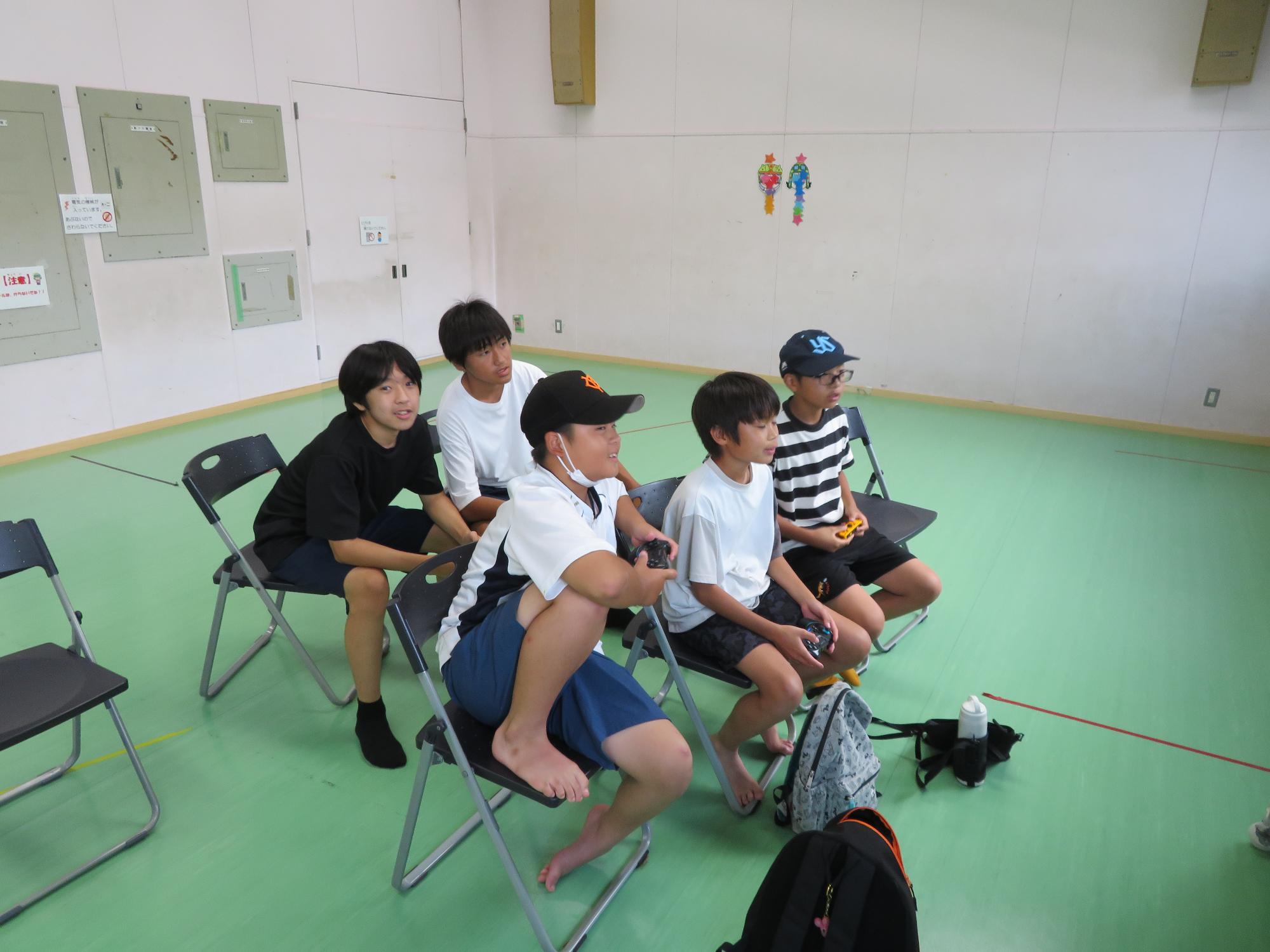 小学生と中学生がゲームで交流している写真